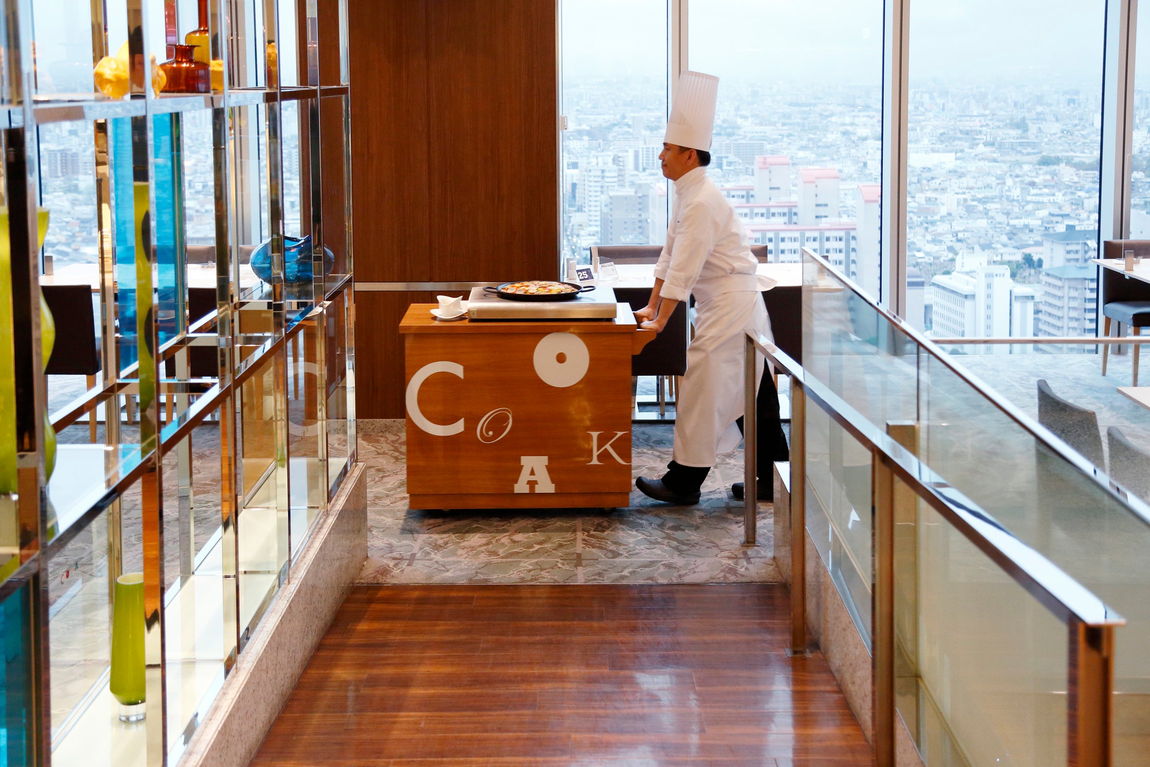 パエリアはワゴンでお席まで