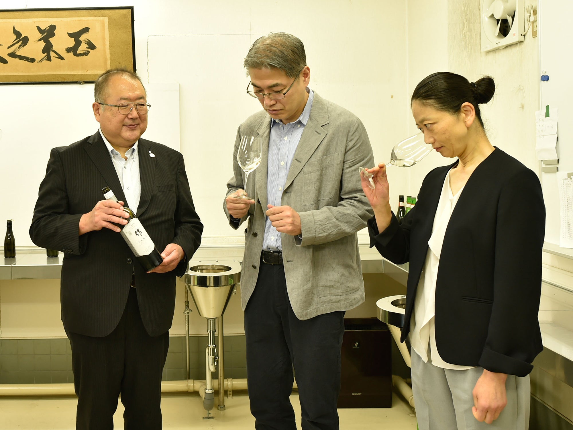 試飲を重ね味わいを確認