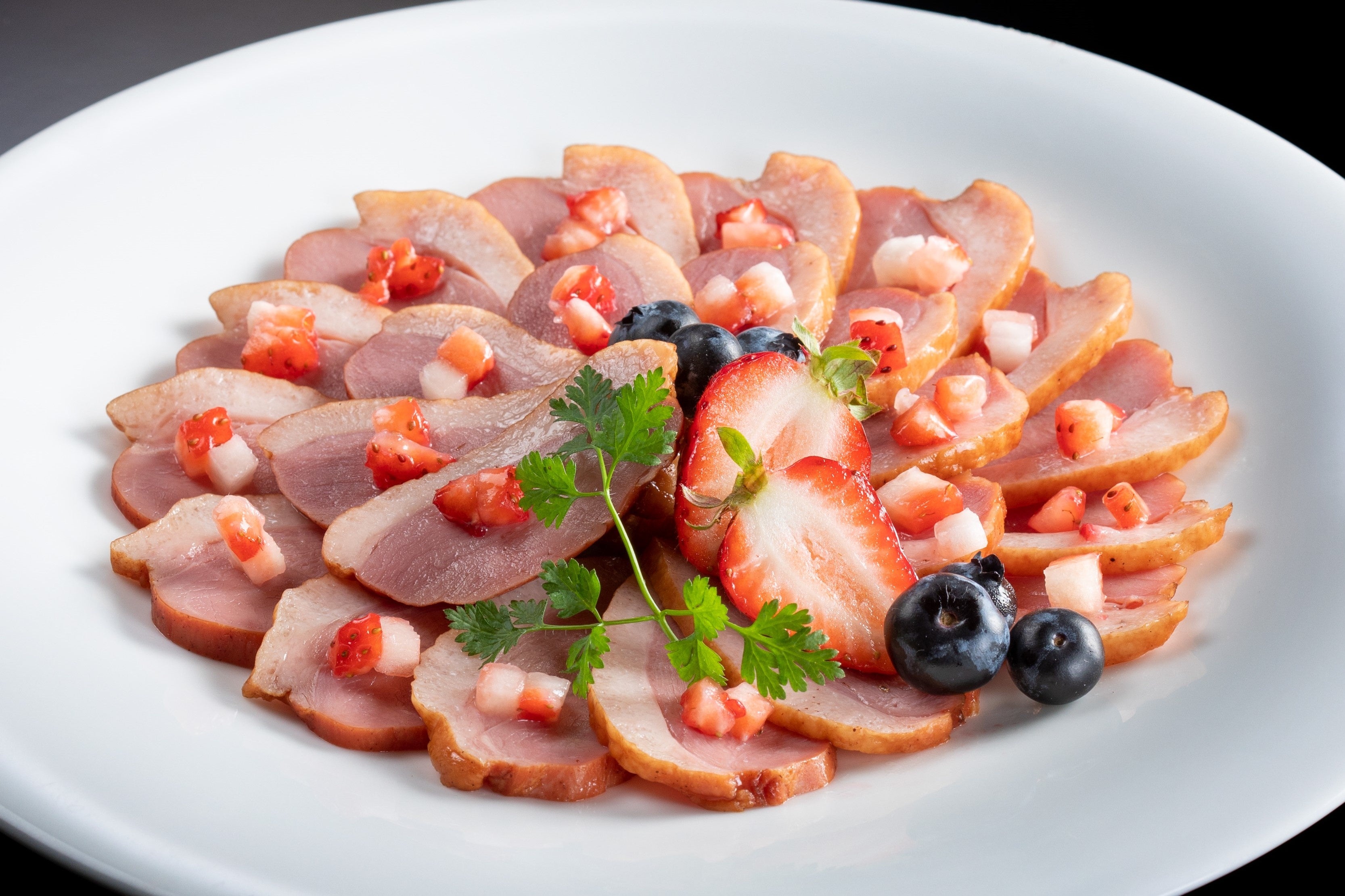 鴨のスモークといちごのソース