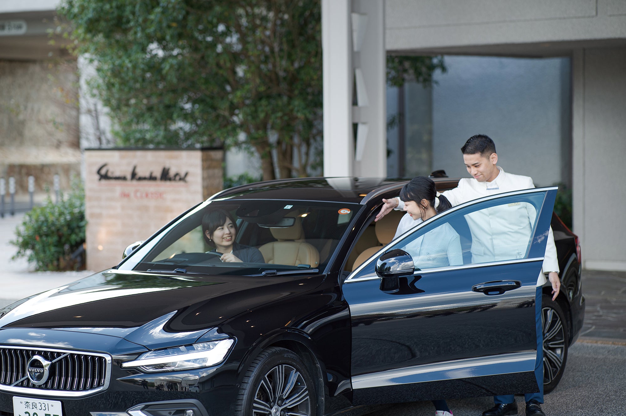 ホテルからゴルフ場までは車で約10分