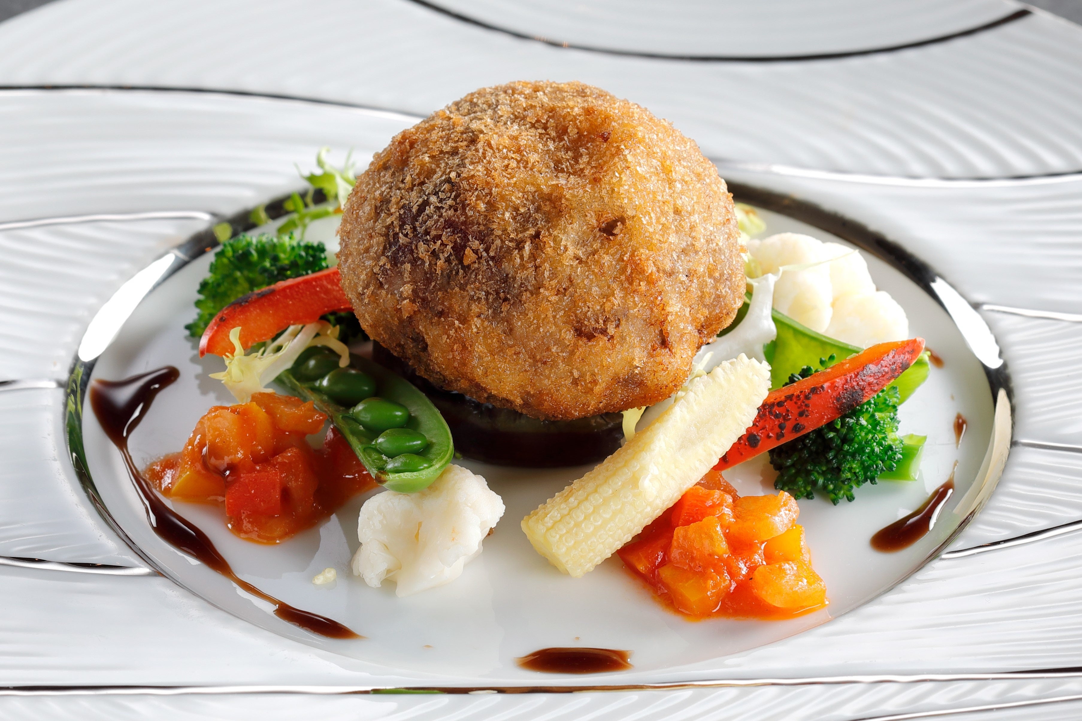 牛肉とモッツァレラチーズの包み揚げ焼ラタトゥイユとともに 赤ワインソース 