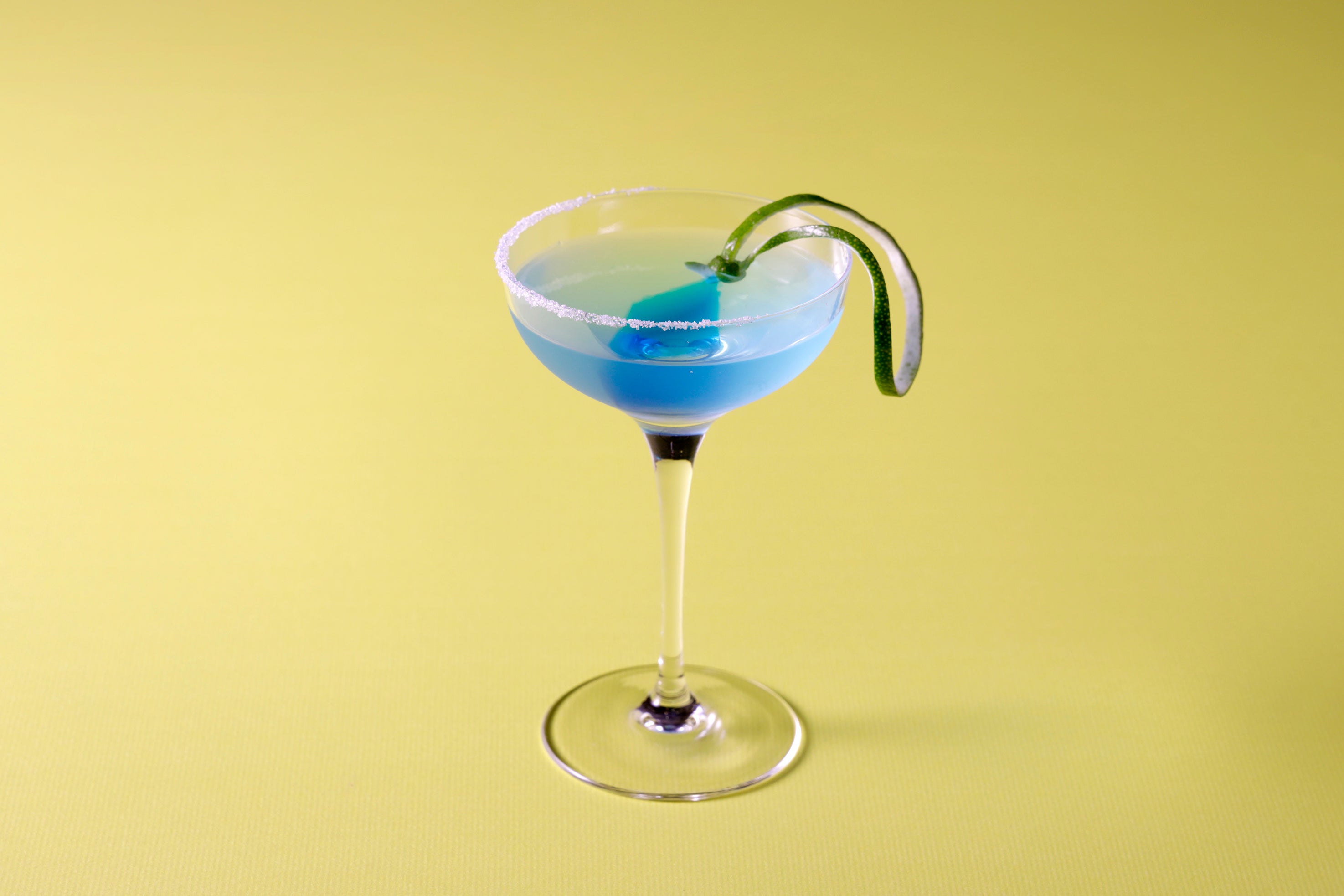 海と砂浜を彷彿させる薄いブルーのノンアルコールカクテル