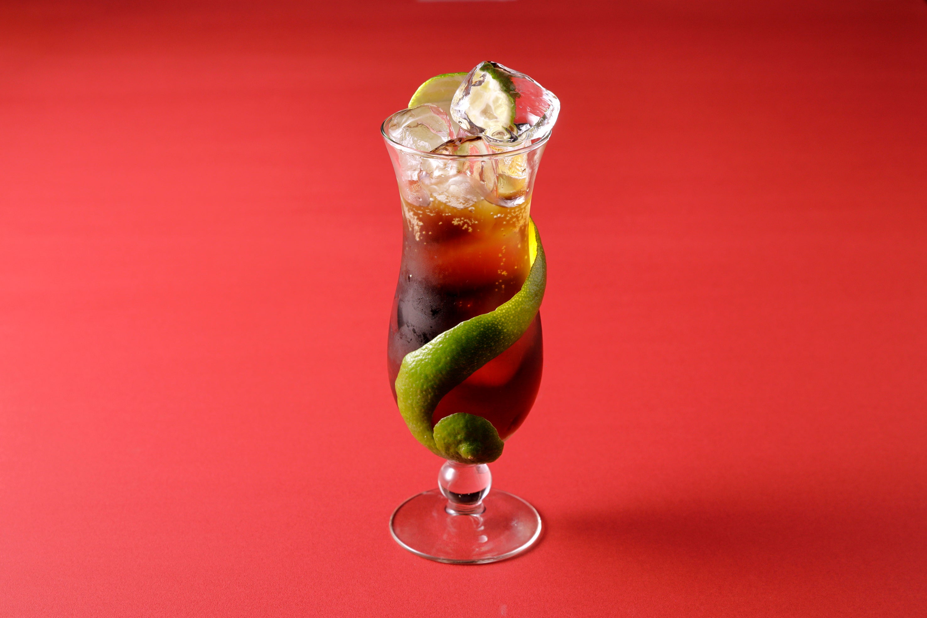 溢れる氷は青白く光る背びれをイメージ