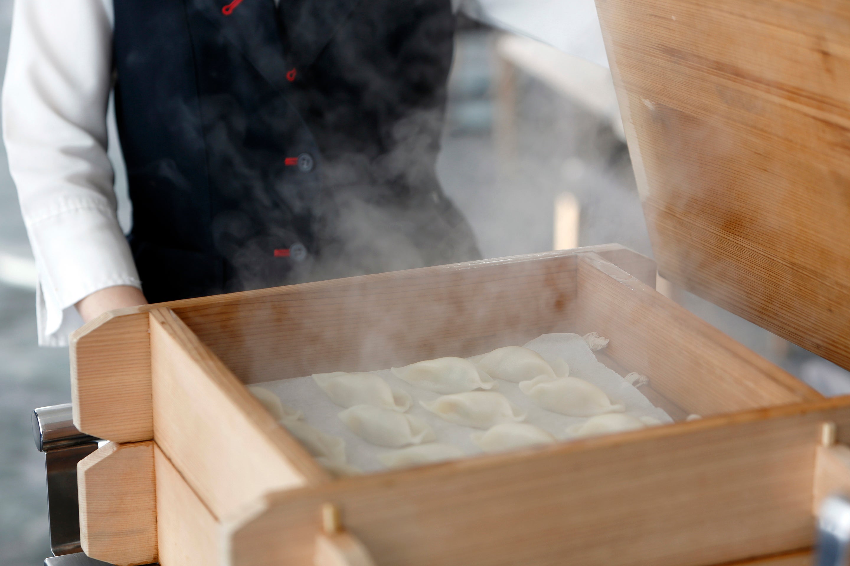 ワゴンサービスで提供する四川風水餃子