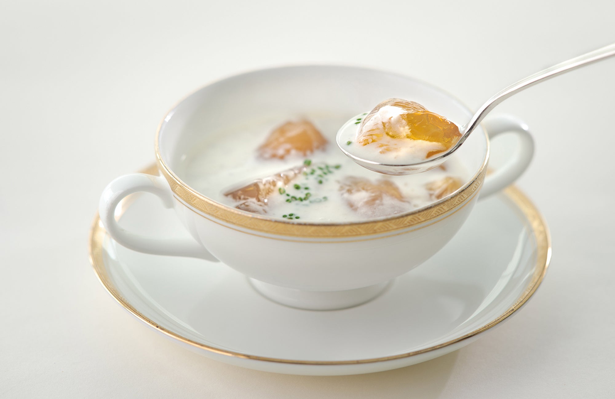 「鮑のヴィシソワーズ」（レストラン「ラ・メール ザ クラシック」）