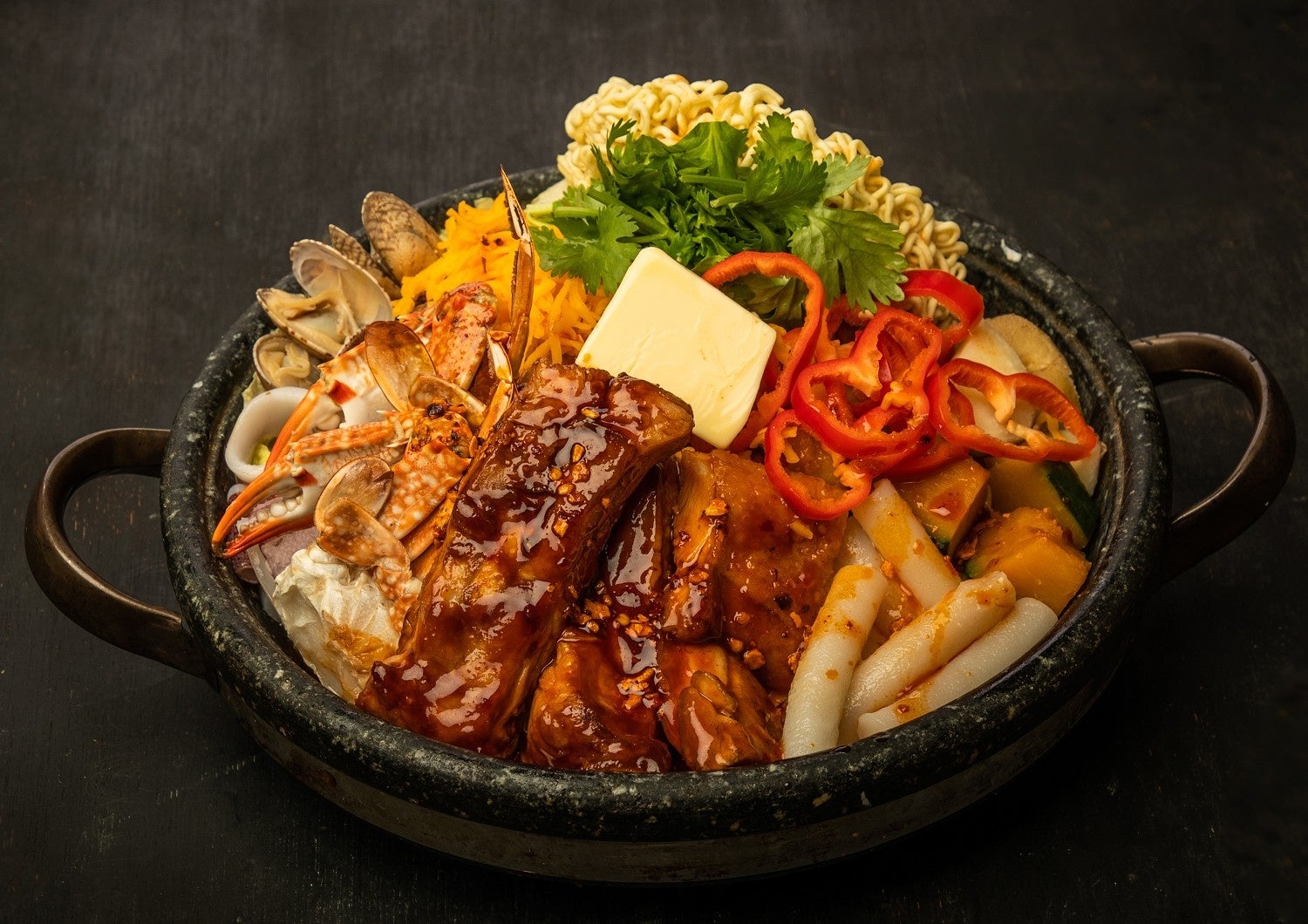 今年の背徳鍋は「BBQスペアリブとヤンニョムチキンの石焼