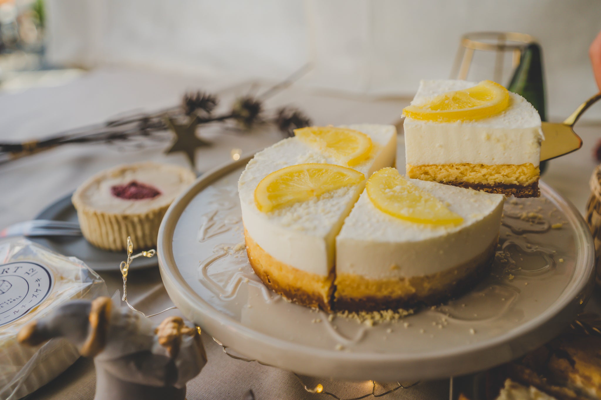【カルメン様】クリスマス限定　キッシュ　エビ　チーズ　手作り　菓子　パン　2 ひとくちごとに異なる味わい、2層仕立ての贅沢チーズケーキ