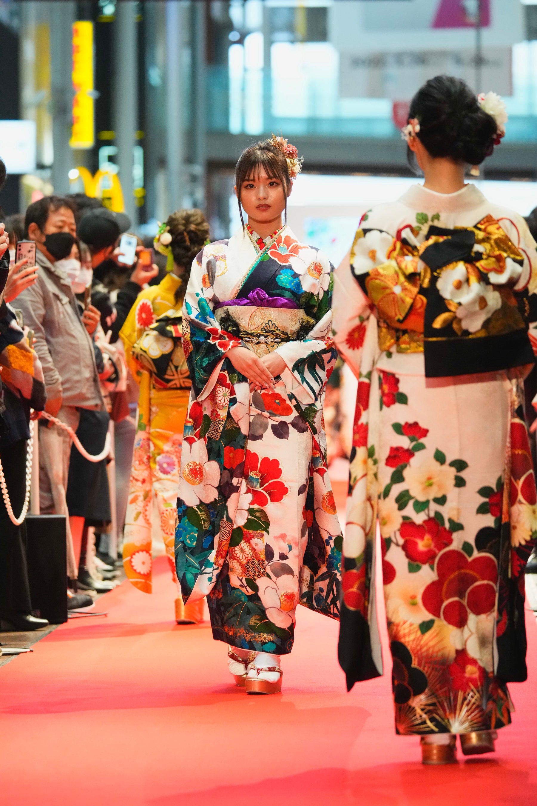 イベントレポート】華やかな振袖を身にまとった山之内すずさんが