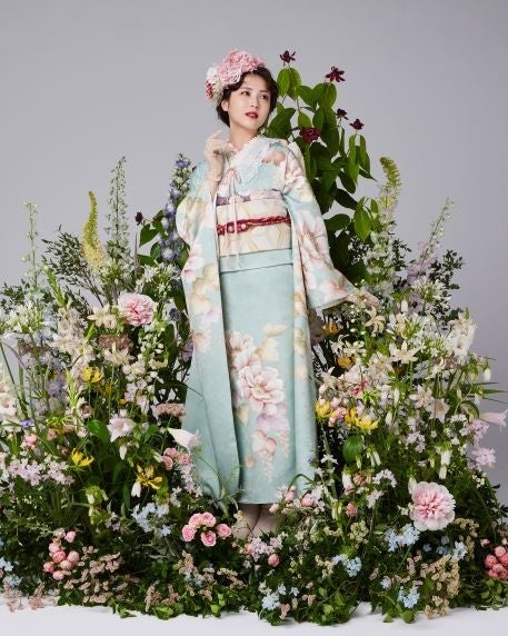 浜辺美波さんが麗やかな振袖を身に纏った 京都きもの友禅 最新