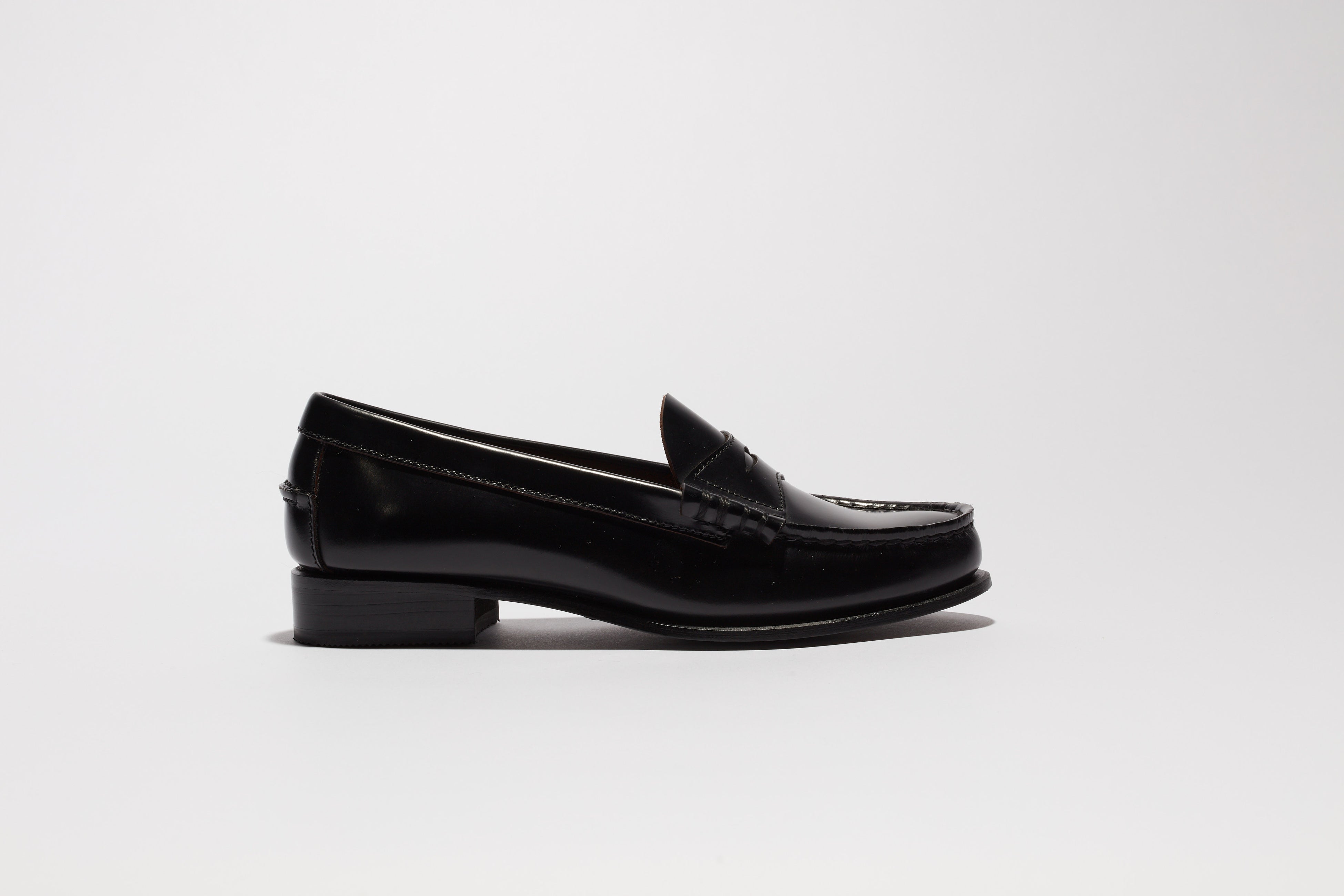 60年以上の歴史を持つ革靴ブランドREGALが新たなブランド広告