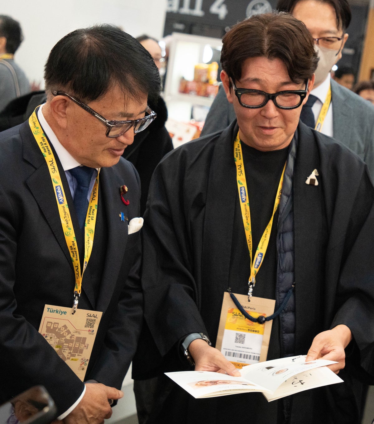 小寺裕雄農林水産副大臣(左)に、冊子を使って取り組みを紹介するおにぎり協会代表理事の中村祐介(2026年10月18日)