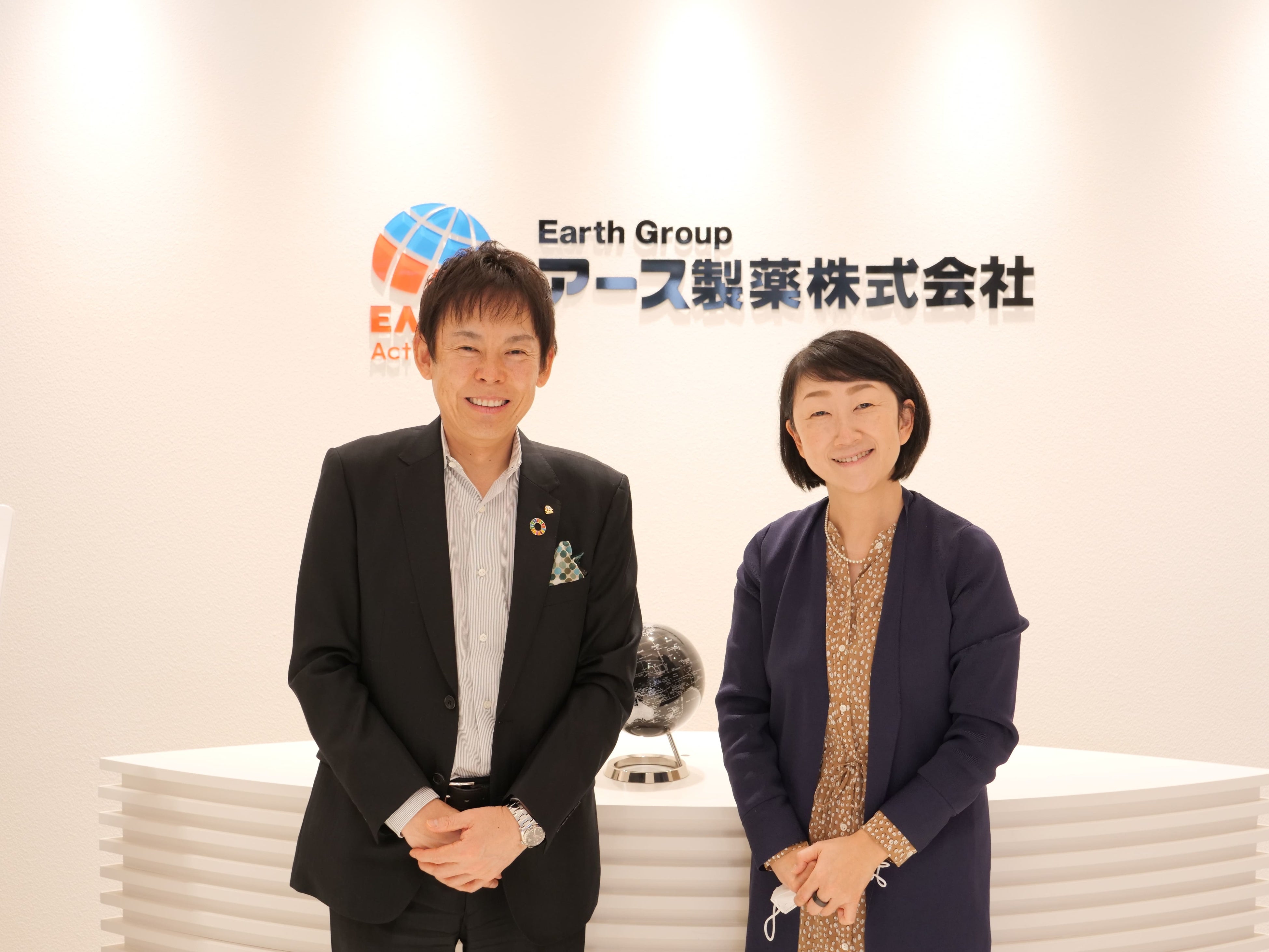 アース製薬株式会社　代表取締役社長CEO　川端克宜（写真左）と一般社団法人バンクフォースマイルズ　代表理事　山田メユミ様（写真右）