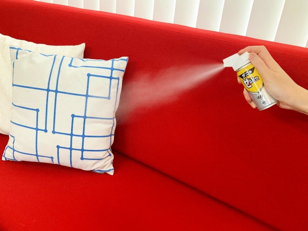 ダニが気になる布製のソファにスプレーしているイメージ