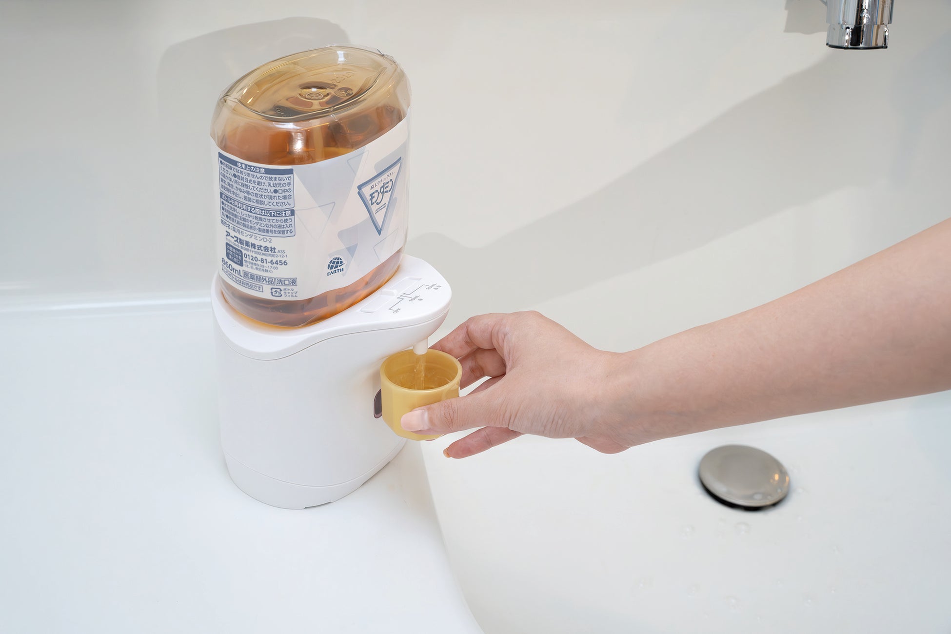 『自動で出てくるモンダミン』の洗面台での使用イメージ
