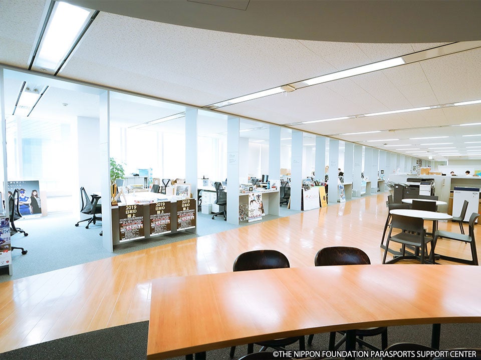 29のパラリンピック競技団体が活用している共同オフィス（東京都港区赤坂）