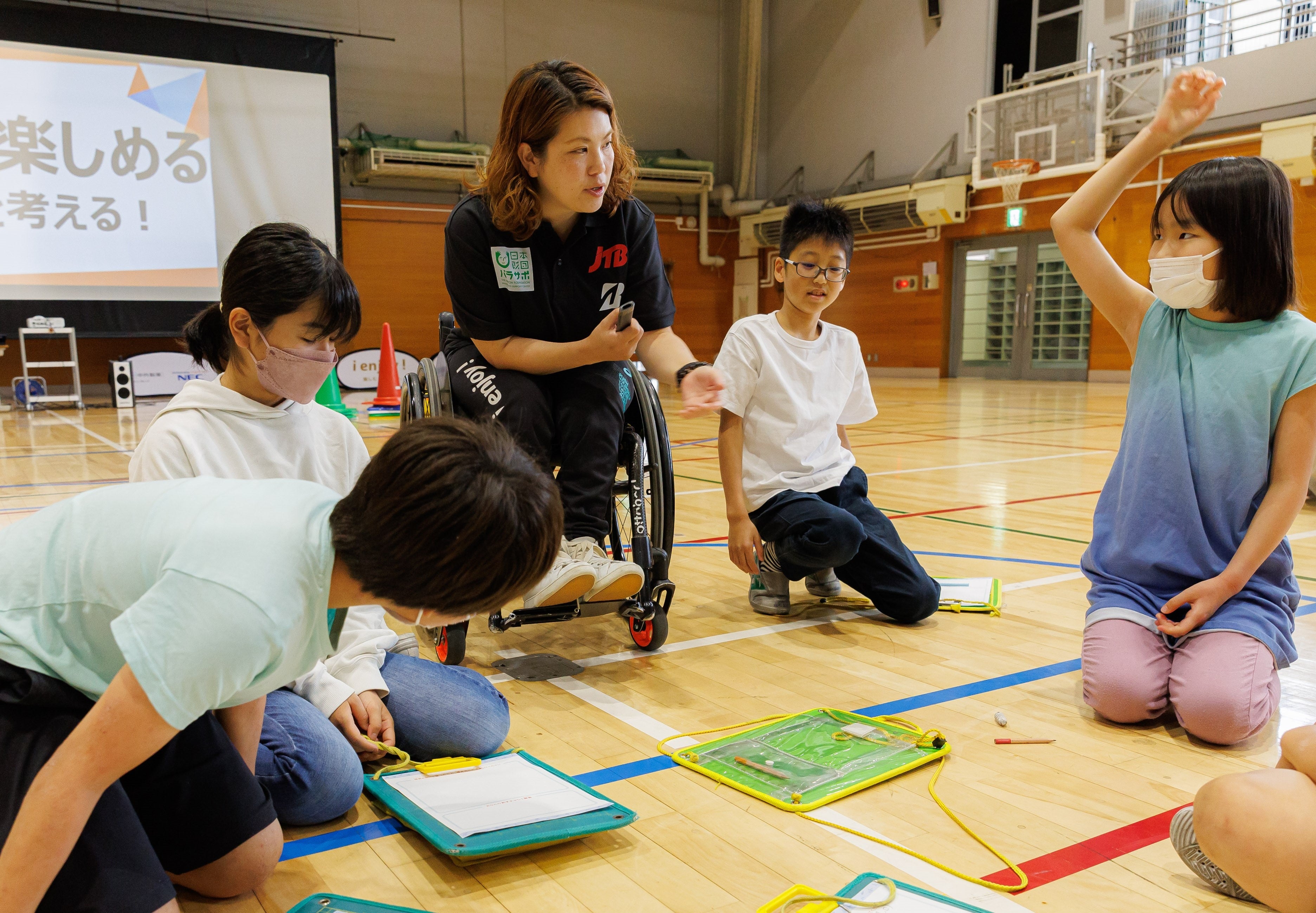 山本講師に質問しながらグループでルールを考える