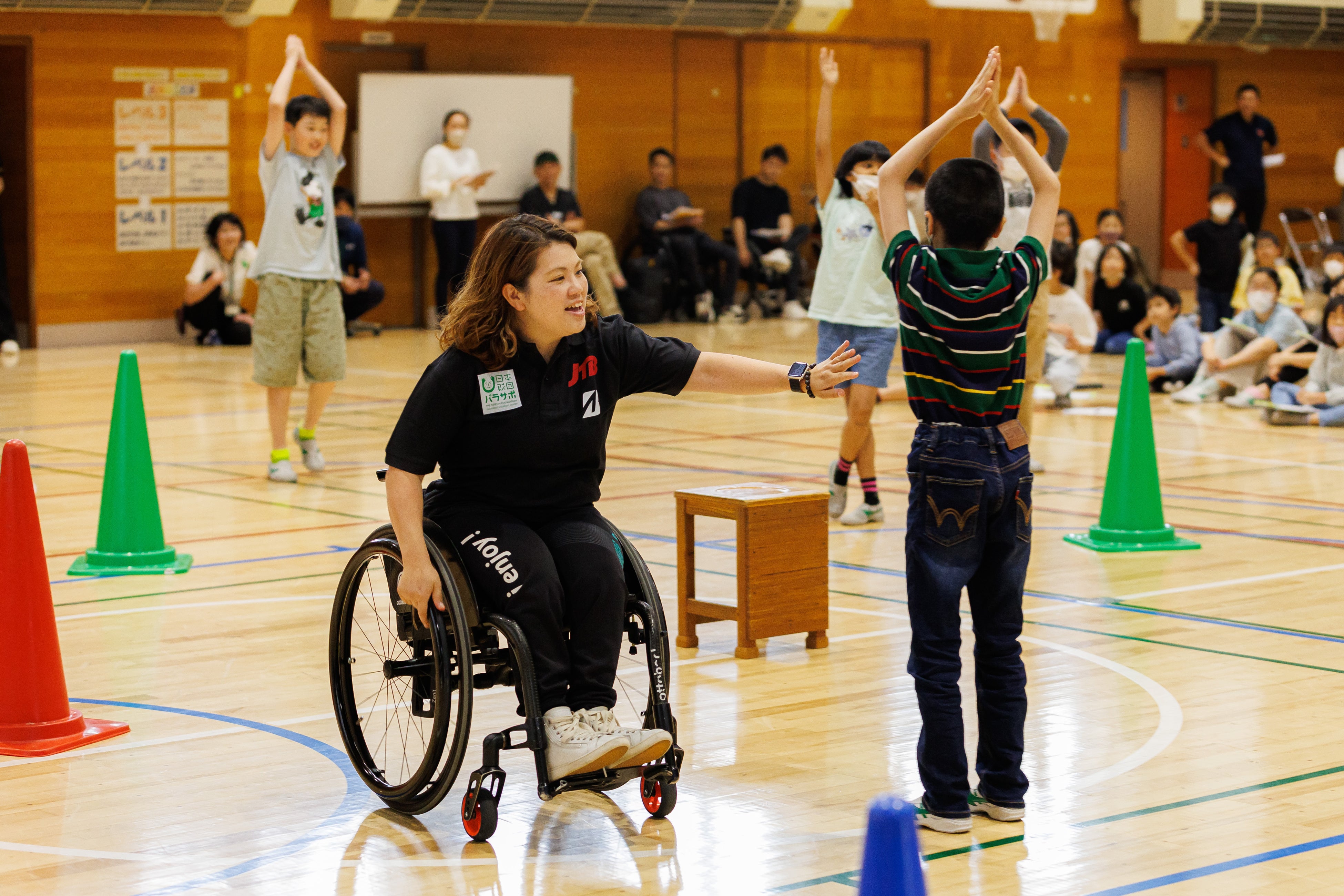 児童たちが考えたルールで山本講師と一緒に鬼ごっこ
