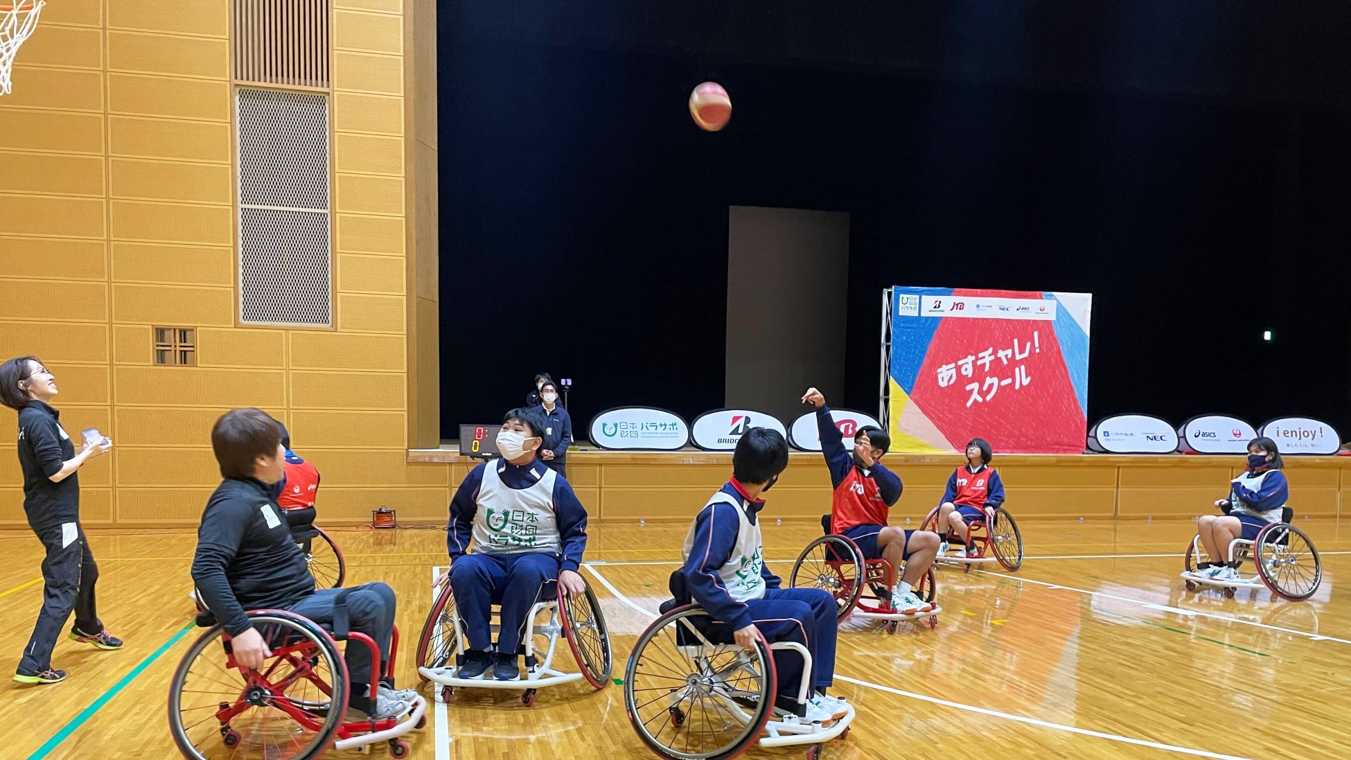 代表生徒が車いすバスケットボールを体験