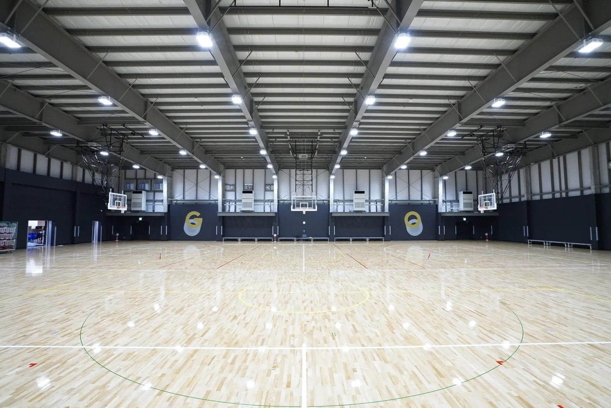 お台場・船の科学館敷地内にあるパラアスリートの声を反映したユニバーサルデザインを導入した 日本財団パラアリーナ（東京都品川区）