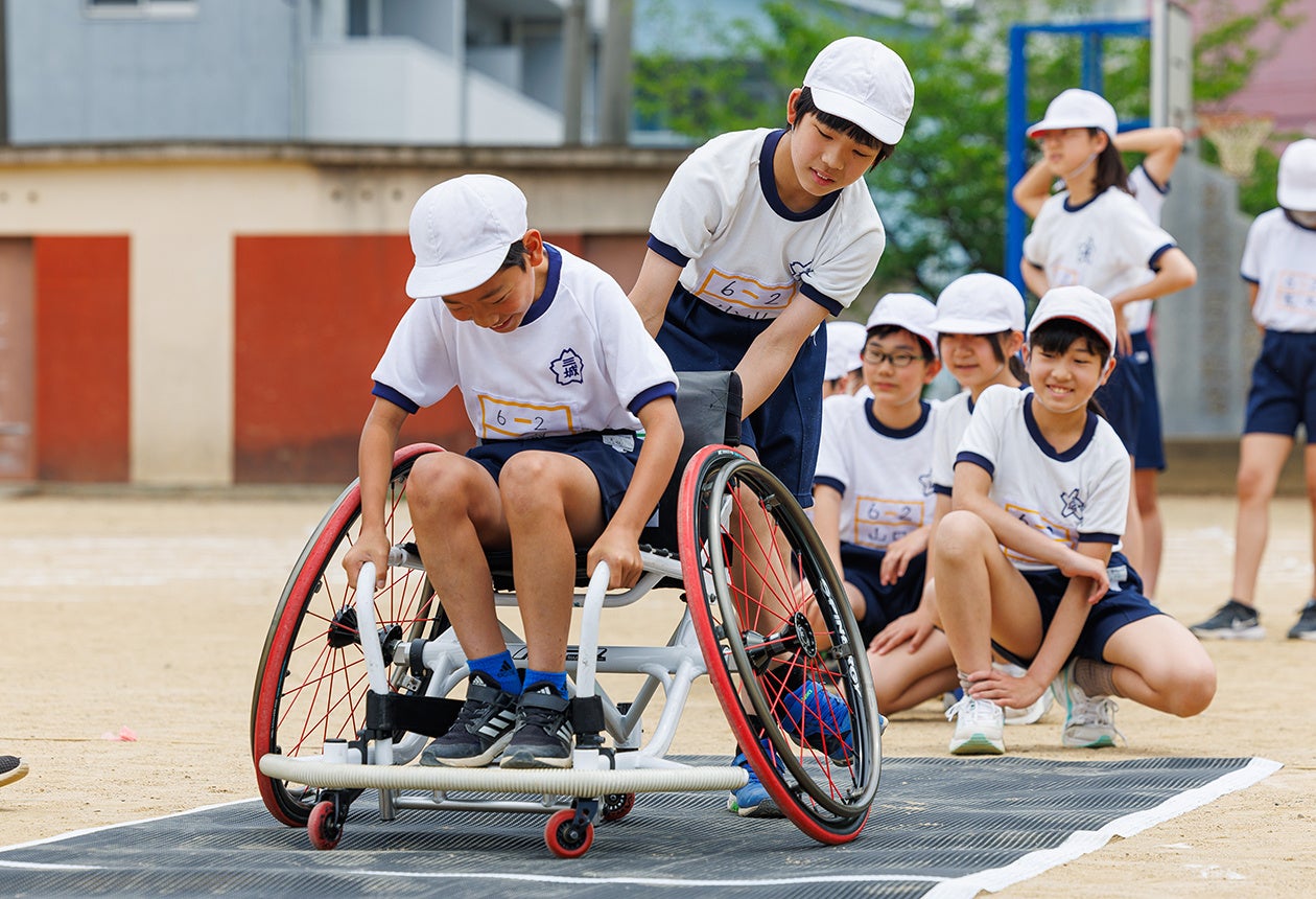 1回目の練習の様子　 初めて乗るスポーツ用車いす