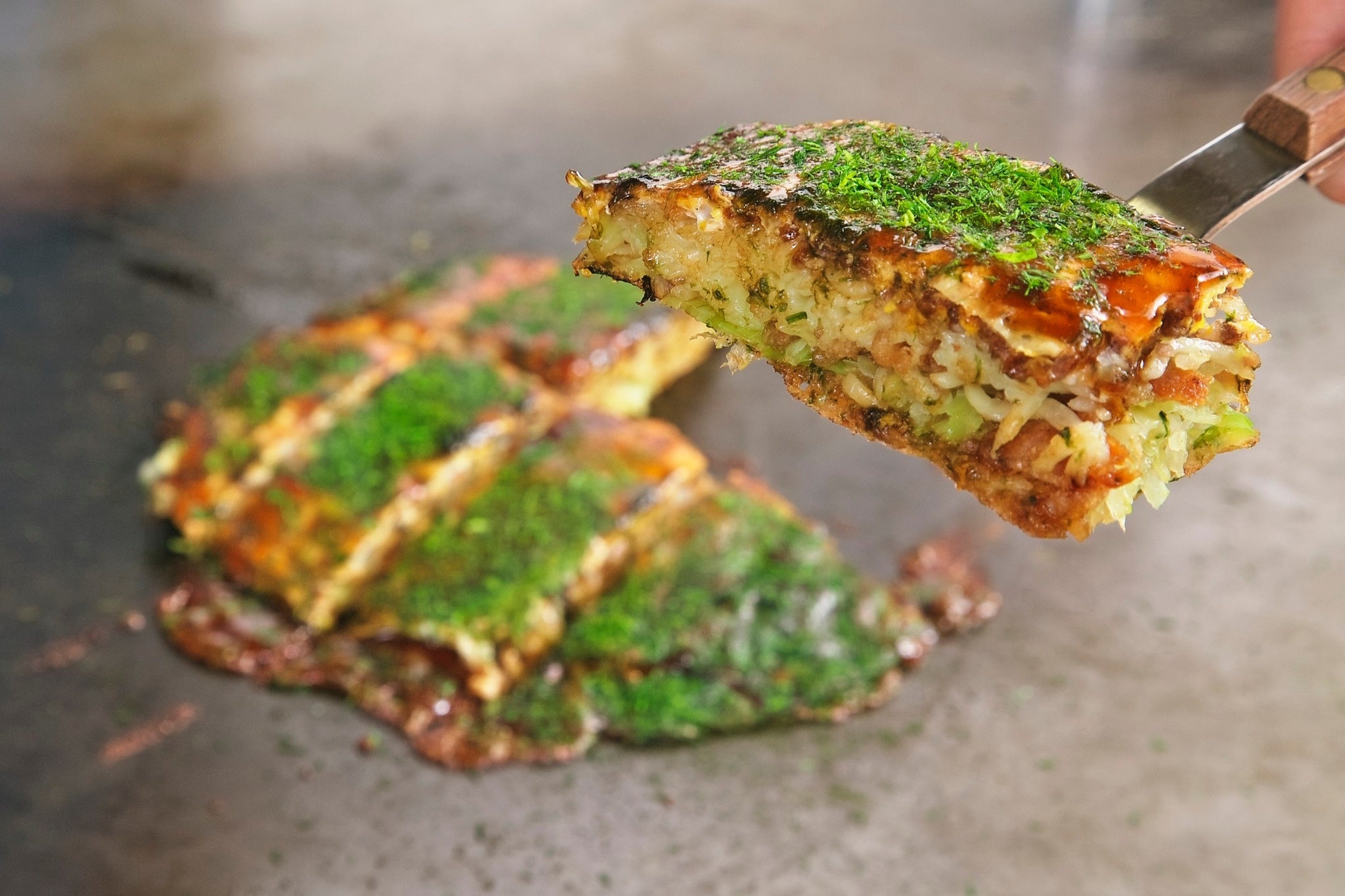 挽き肉を使う、モヤシを入れないなどの特徴がある「府中焼き」