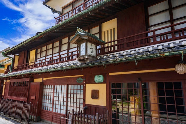 明治5年に開業したかつての老舗旅館で、国登録有形文化財「恋しき」