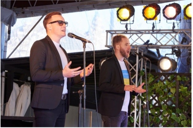 ＜ステージに立つマキシマムの様子＞