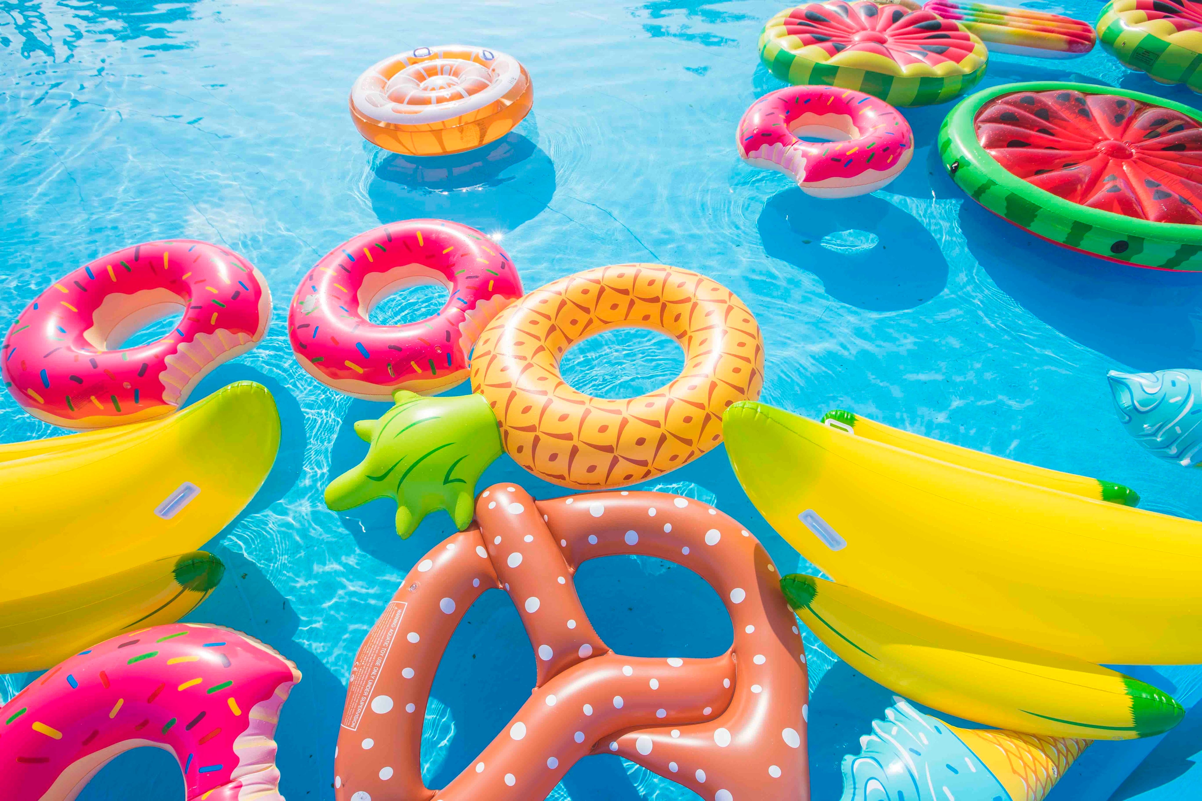 ガーデンプールはひまわりの浮き輪も無料貸し出し！