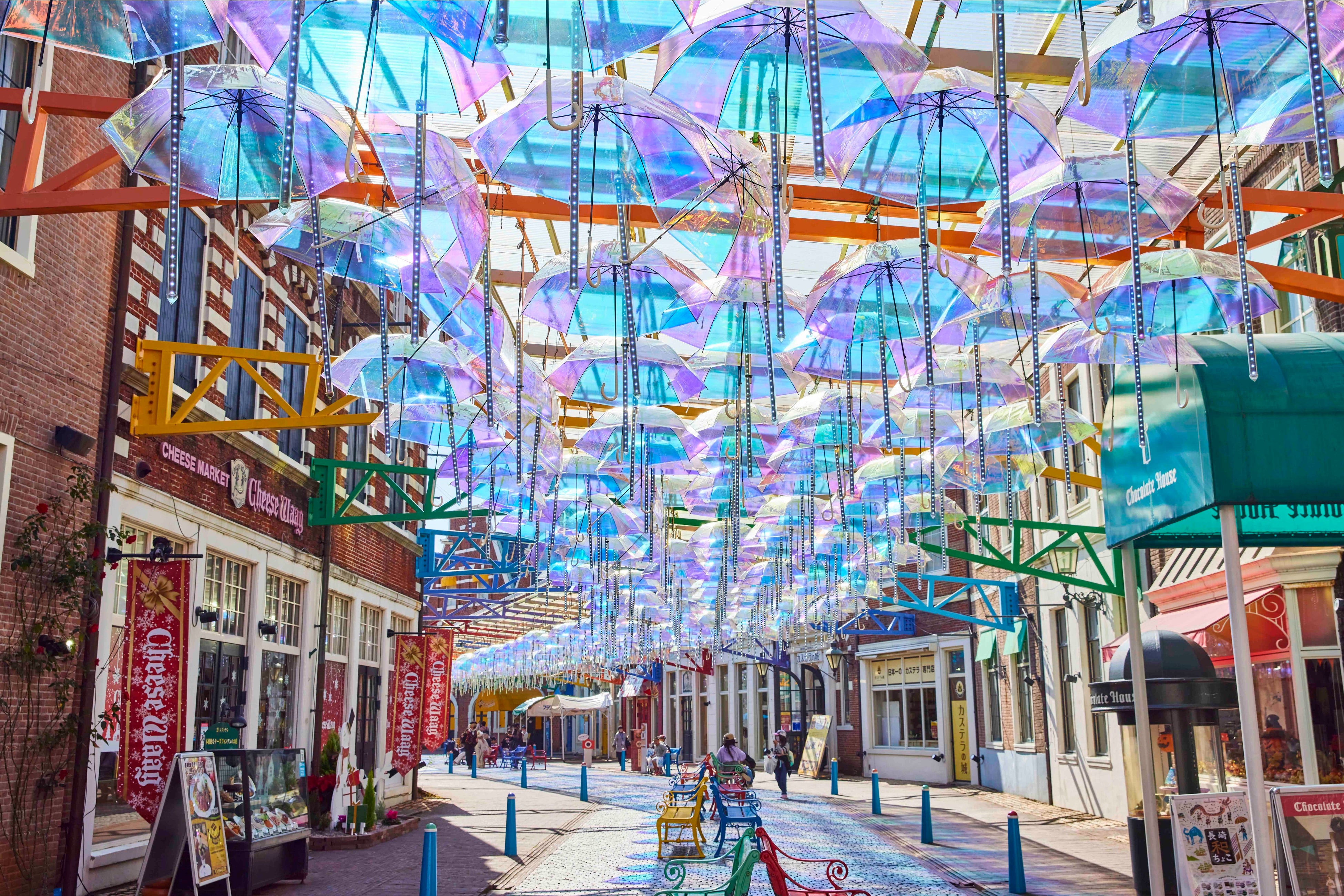 人気フォトスポットの「アンブレラストリート」もひまわりバージョンに！