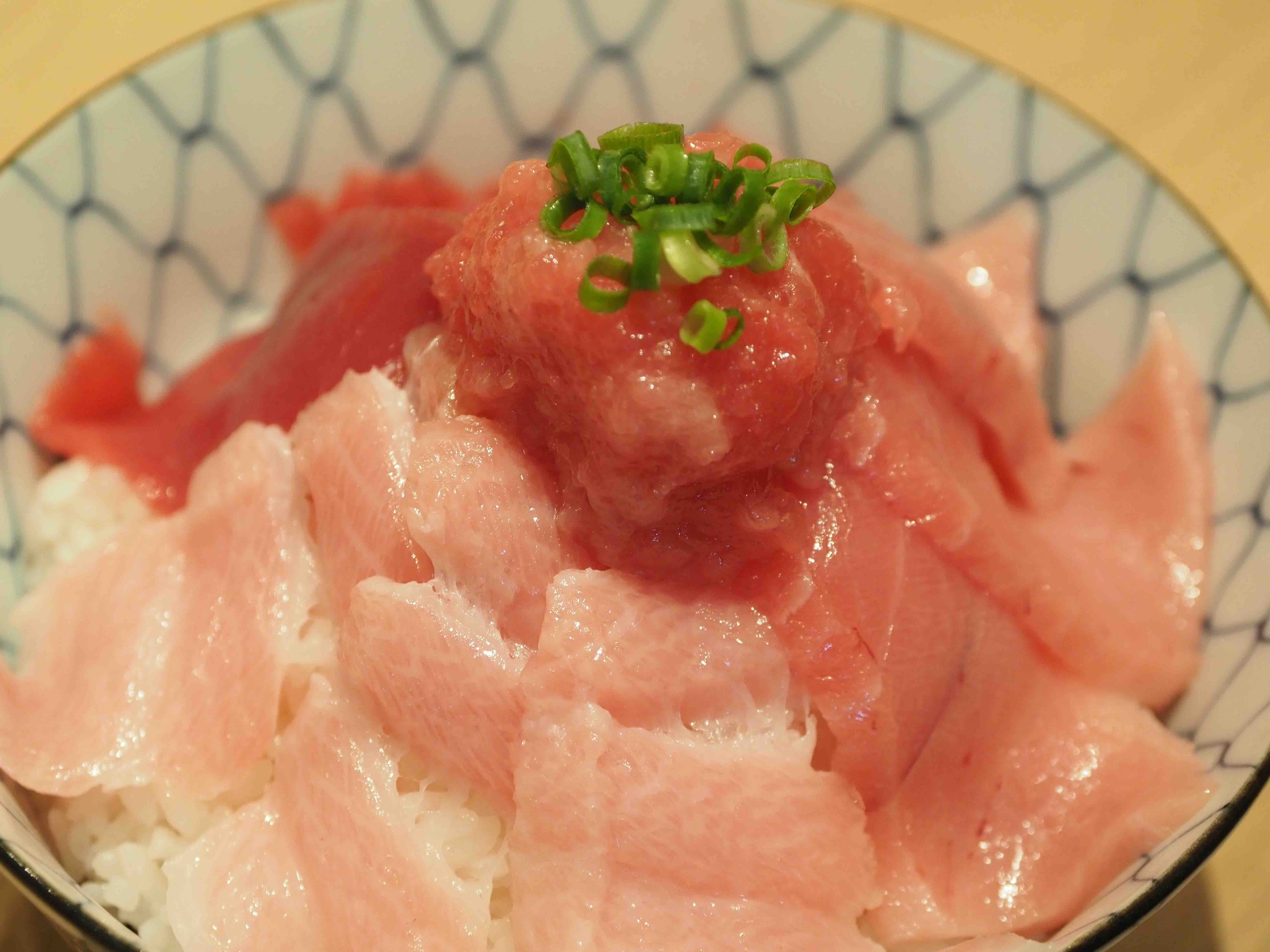 第二土曜日限定で販売されるまぐろ尽くし丼（数量限定）