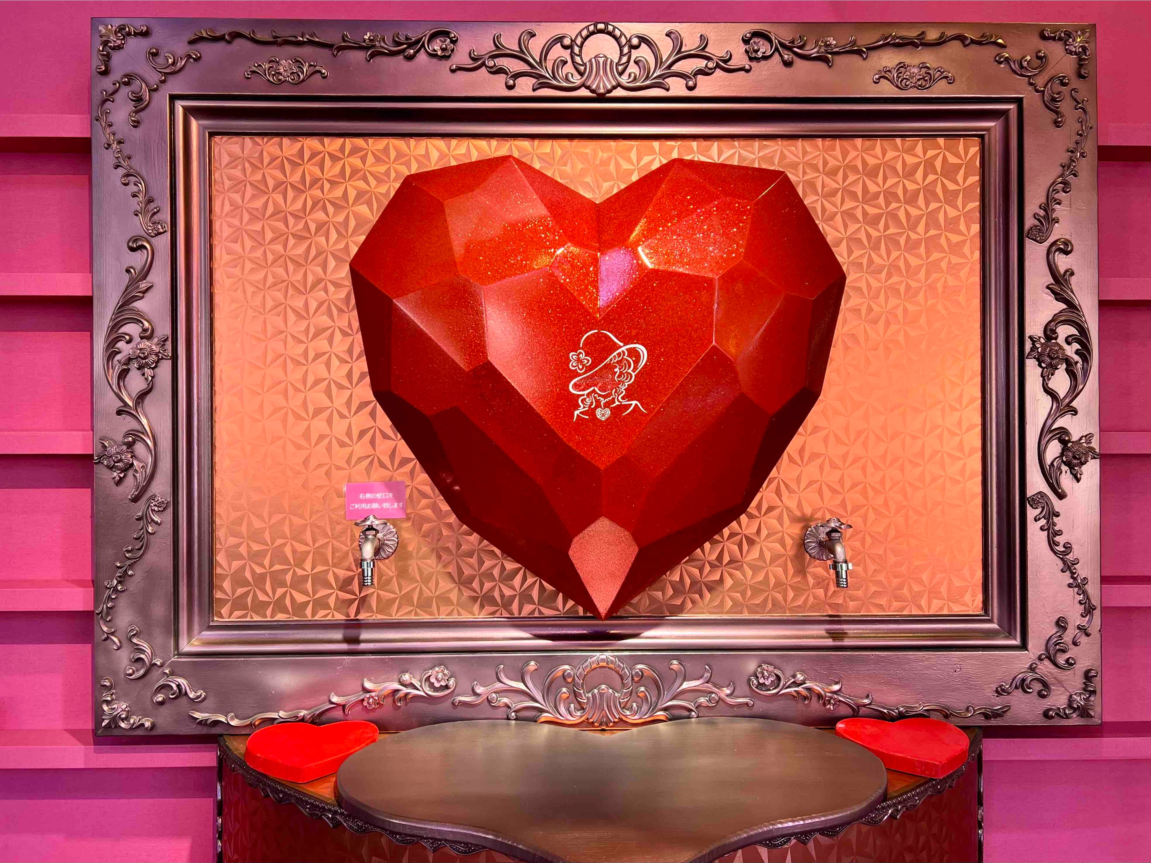 蛇口の上には大きな赤いハートのオブジェ。飲む前から気分が上がります。