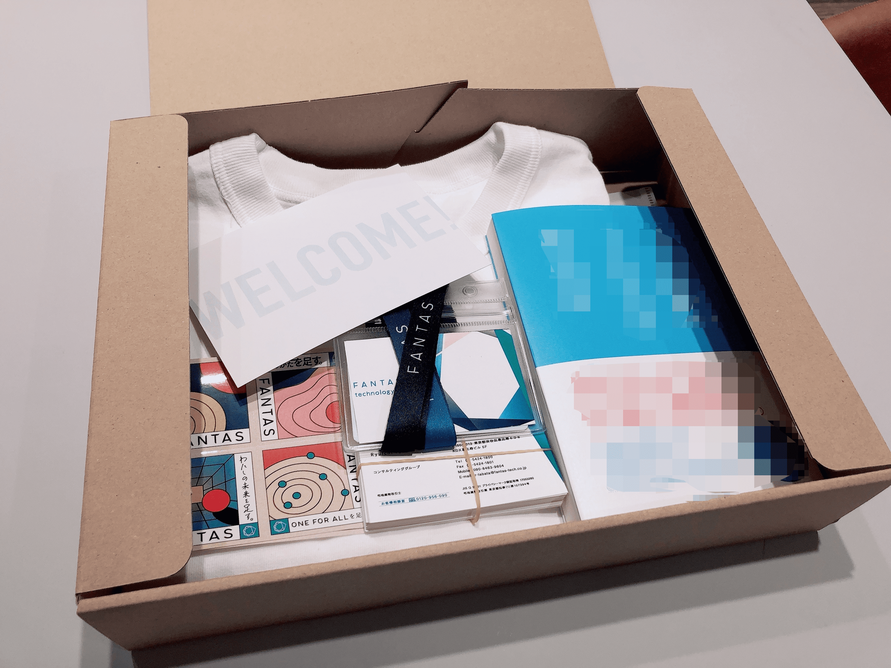 ▲WelcomeBOX カルチャーステッカーやFANTAS Tシャツなどのオリジナルグッズを贈呈