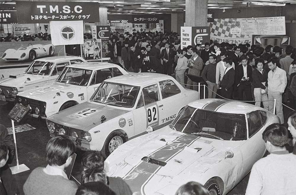 レースとイベントの写真でモータースポーツの魅力を紹介する写真集