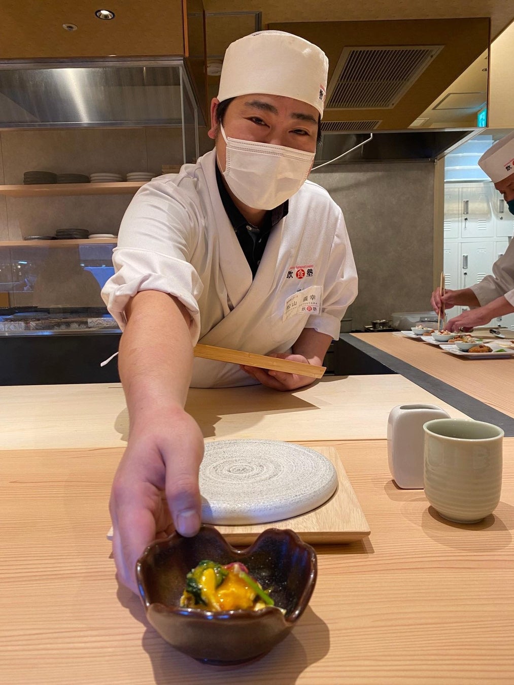 Ông Matsuyama, người phụ trách nấu ăn và phục vụ khách hàng tại Shuhari