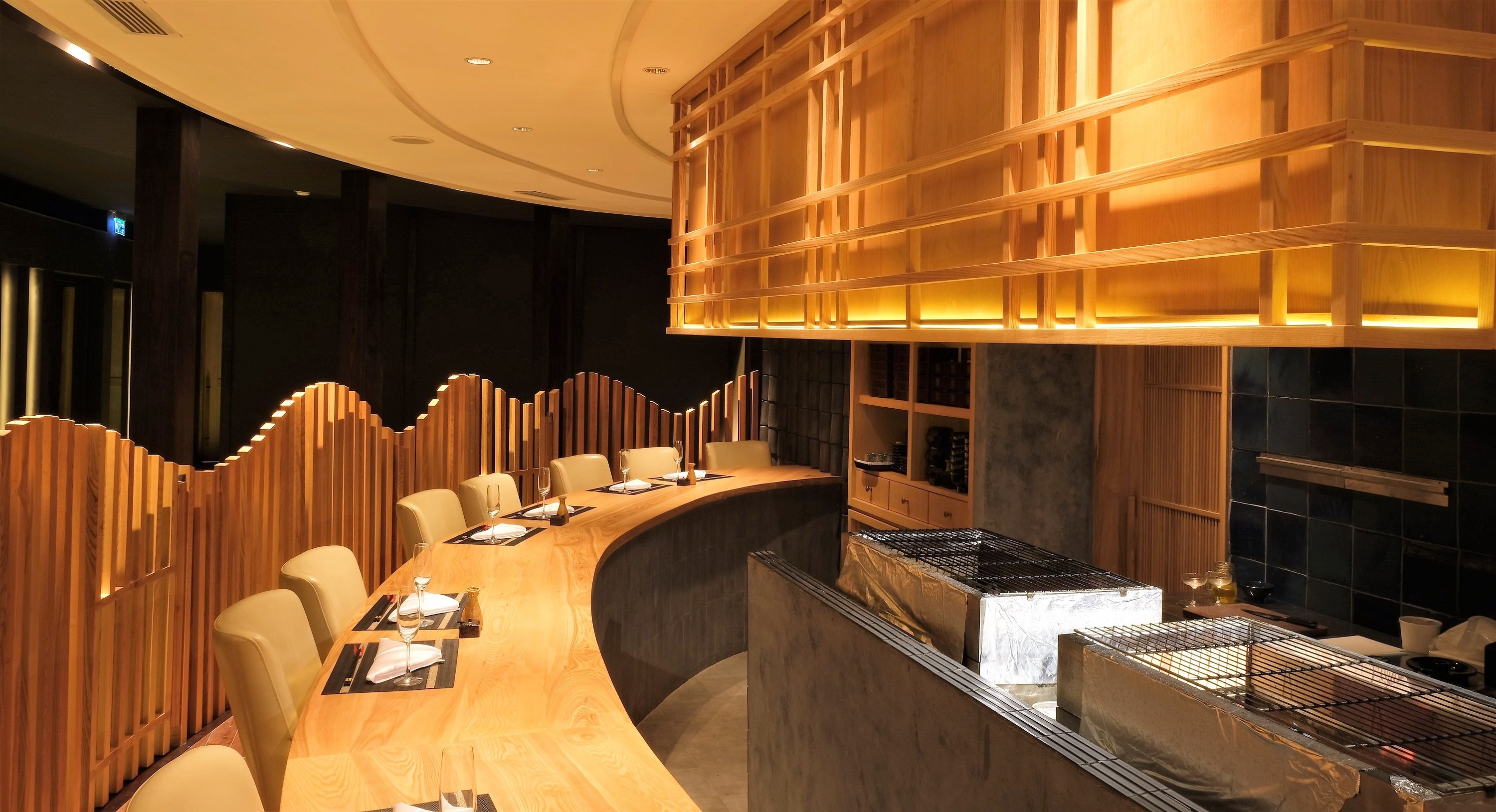 「名代 宇奈とと グエンティタップ店」の焼鳥の「OMAKASEコース」を提供するカウンター席