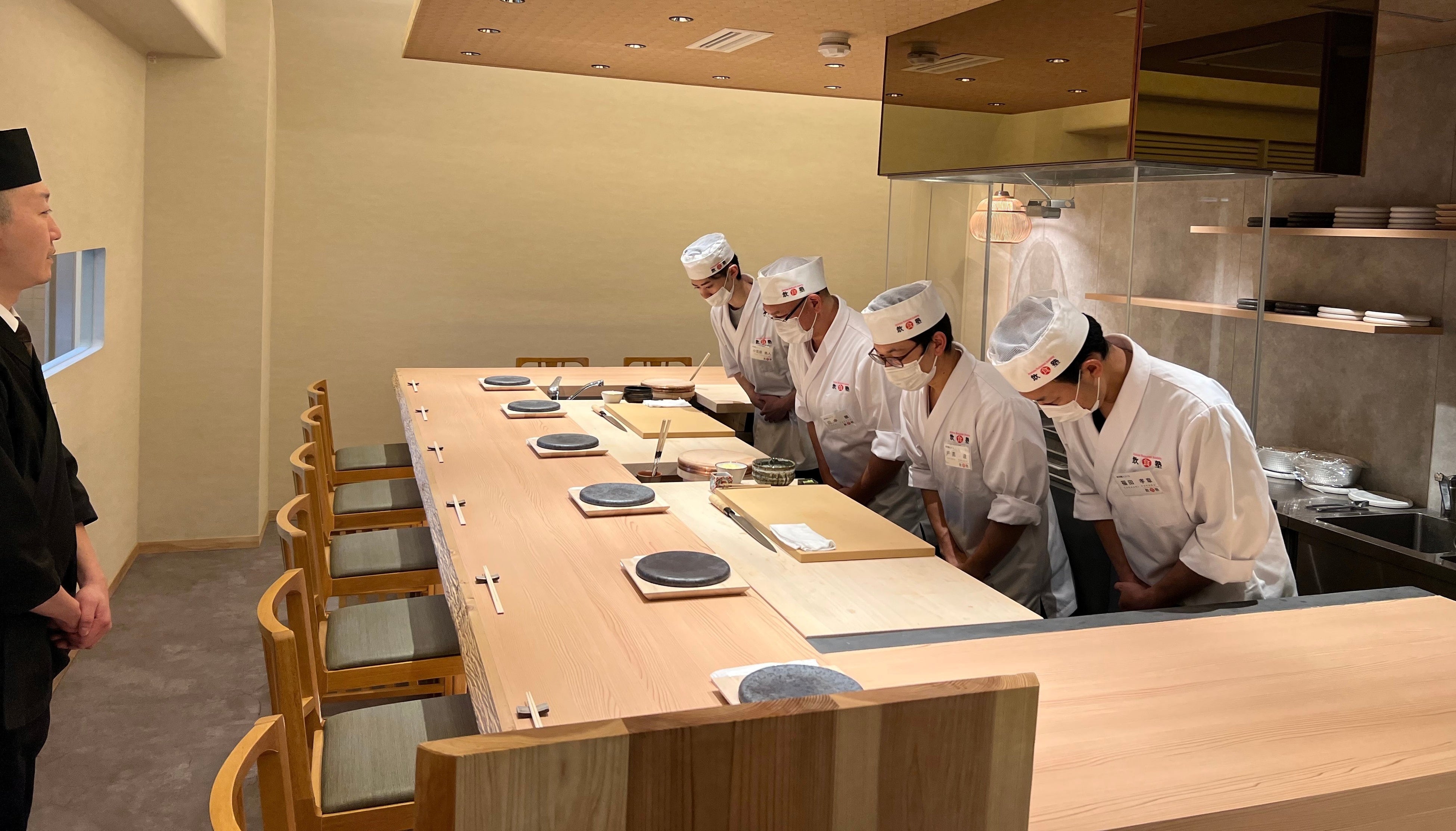 ランチは在校生、ディナーは卒業生が担当