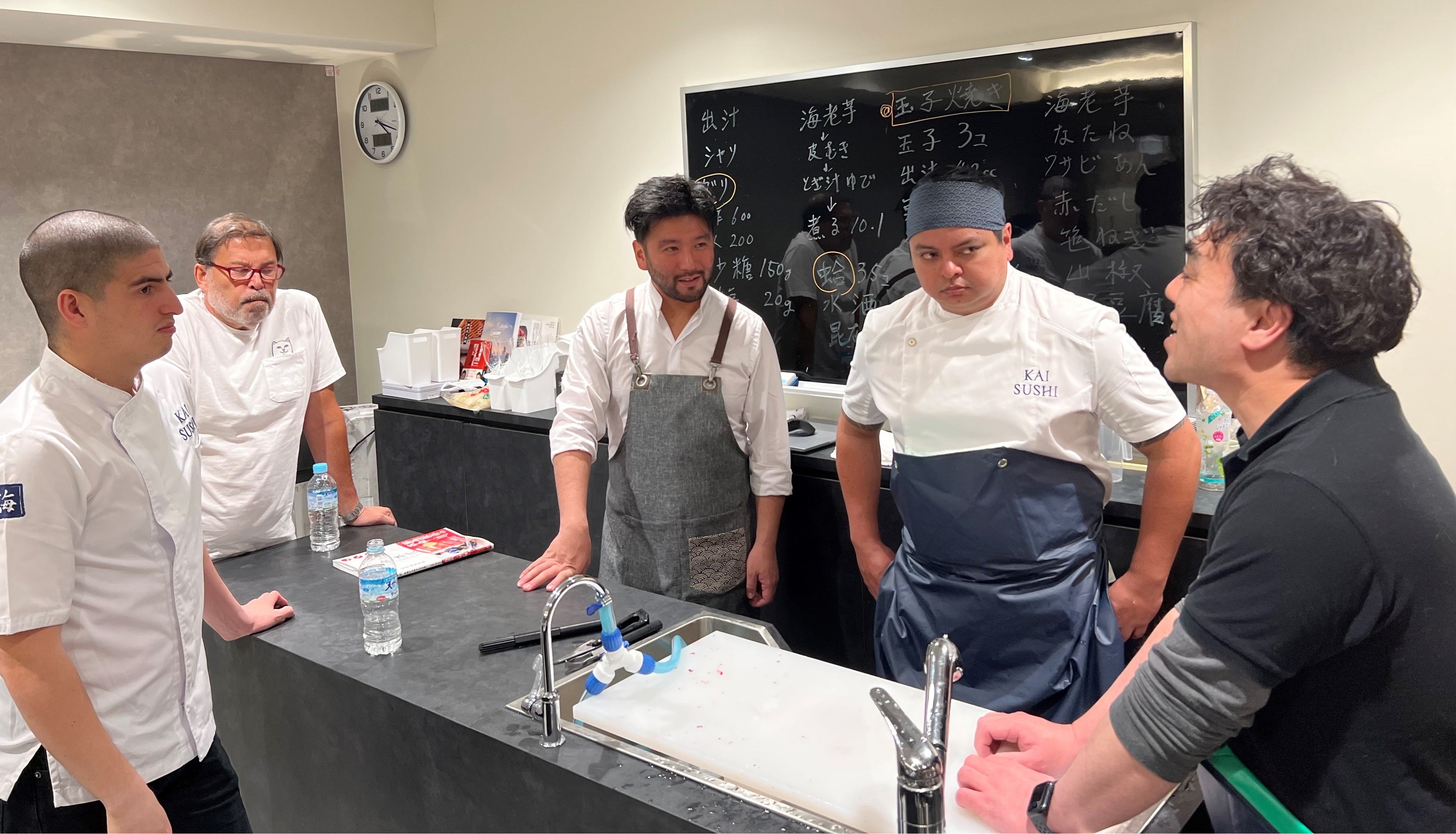 スペインから来日したシェフに「津本式」を指導する佐久間氏