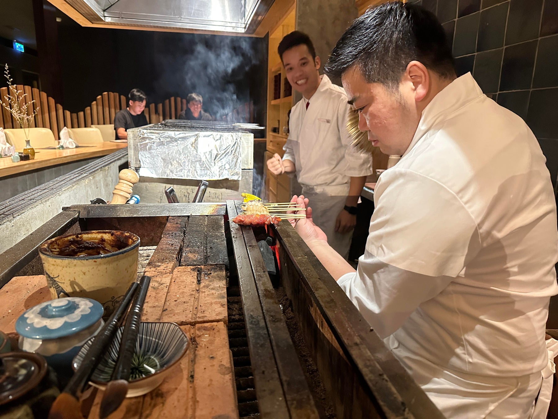 海外で活躍中の卒業生(右)