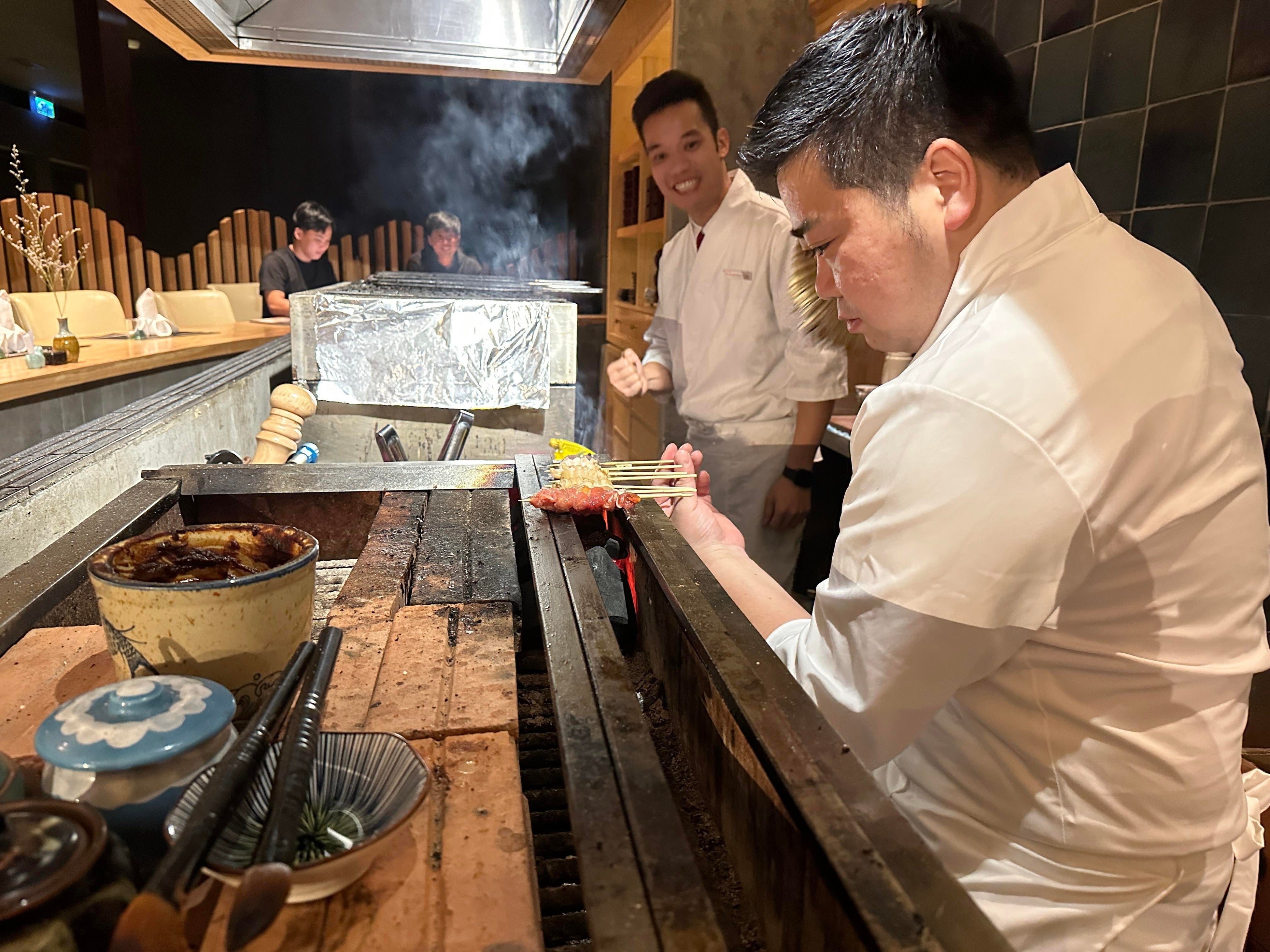 海外で活躍する卒業生（右）