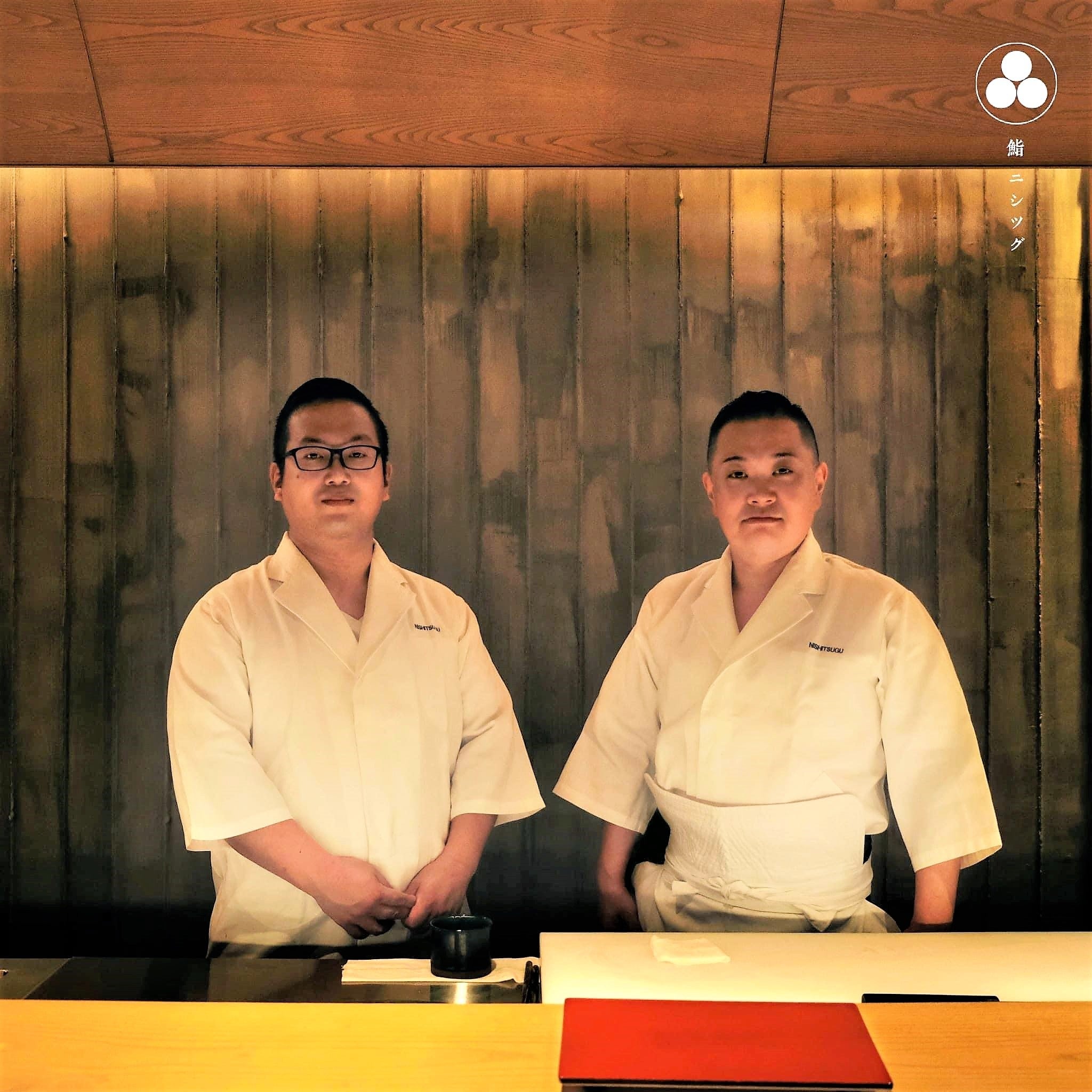 大将の西胤氏（右）と料理人の渡邉氏（左）