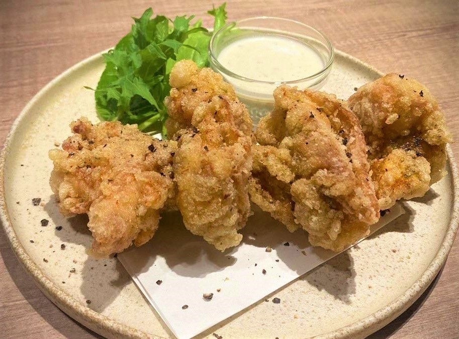 野菜ダシに漬け込んだ鶏の唐揚げ　九大ニンニクのアイオリソース添えて