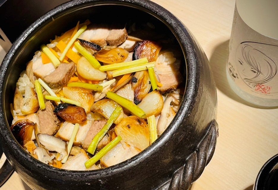 香ばしく焼いた九大ニンニクと糸島豚の土鍋ご飯〜ニンニクの芽のお漬物添え