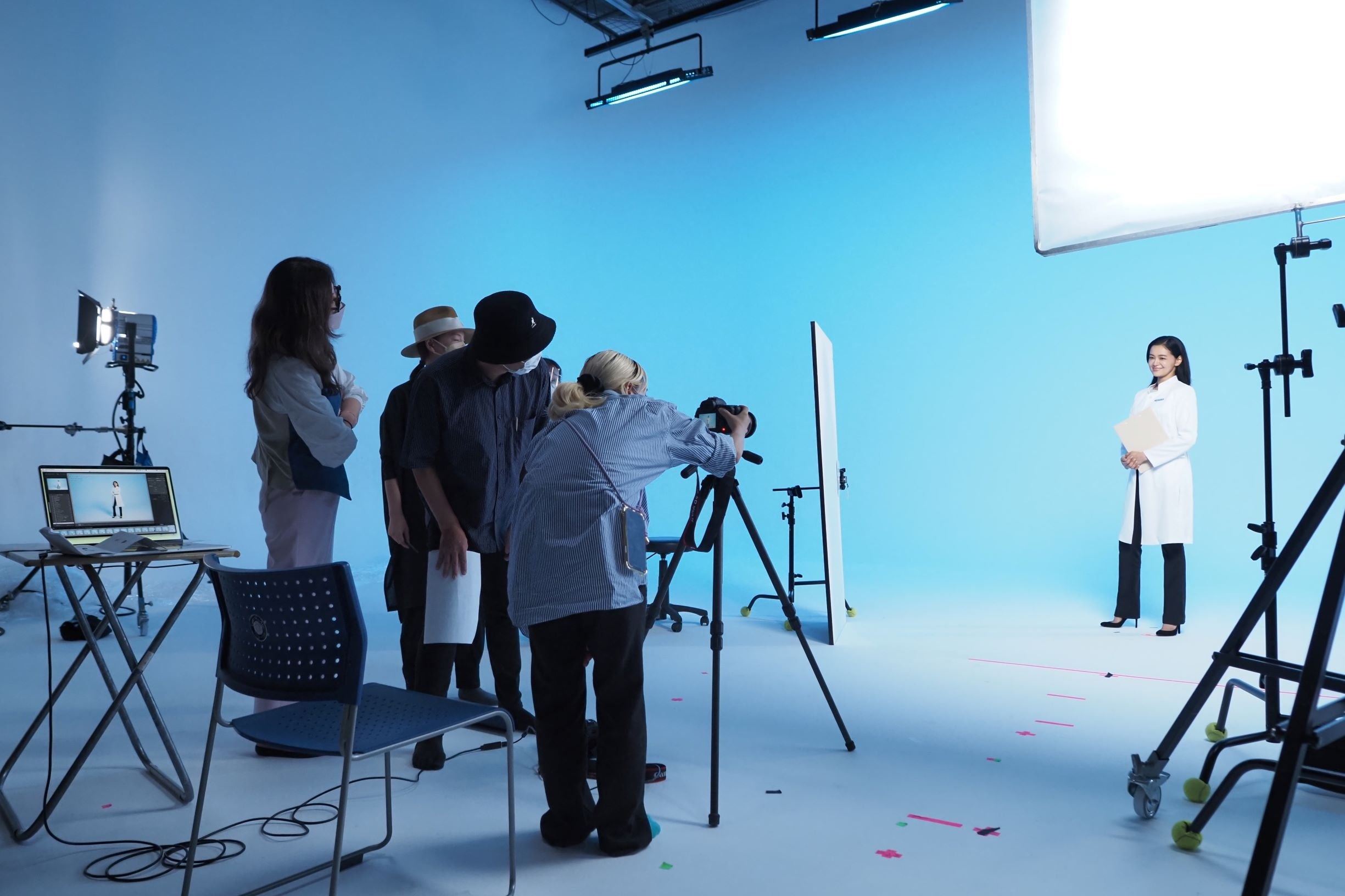 ▲撮影中多くのスタッフに見守られる黒谷さん