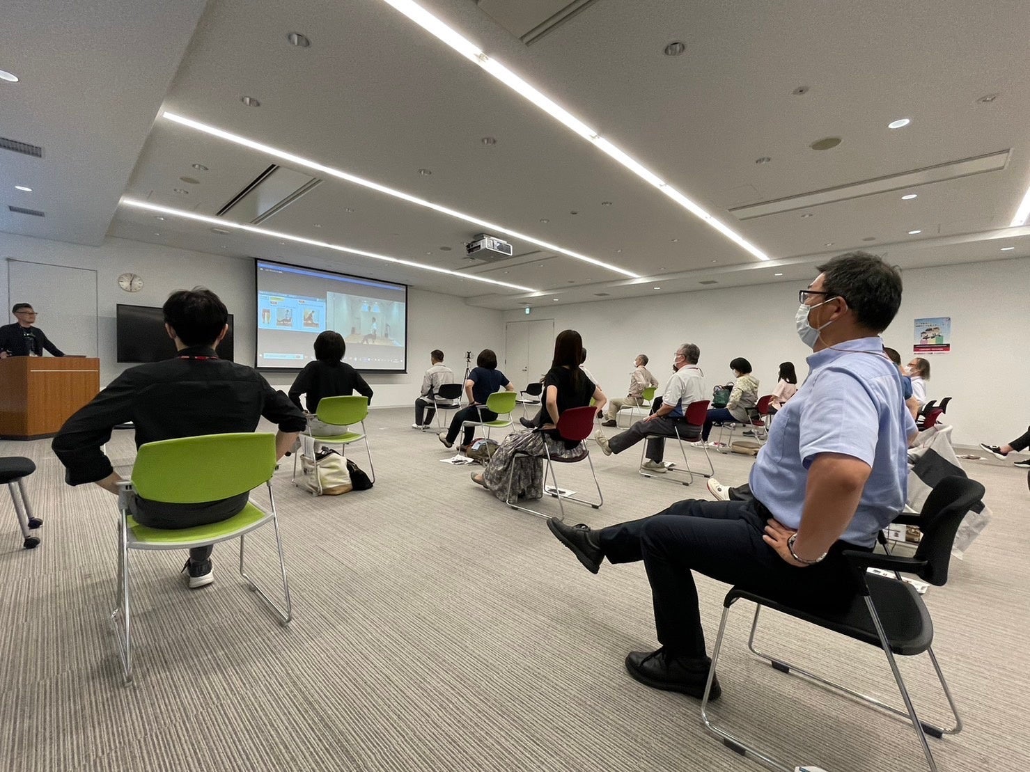 ▲セミナー後半は、実際に従業員がプログラムを実践・体感