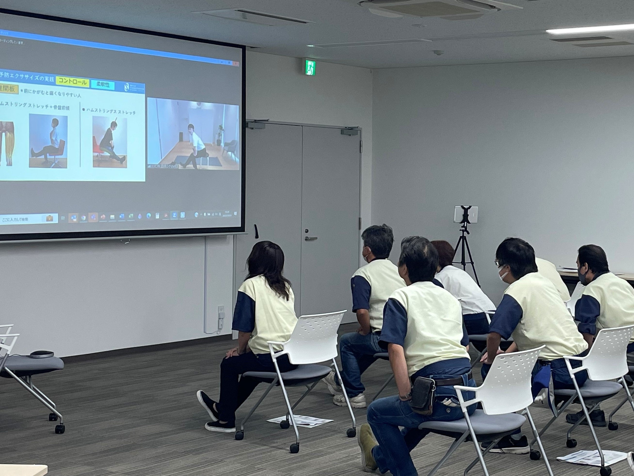 ▲モニター越しに、折笠氏が参加者のフォームを確認