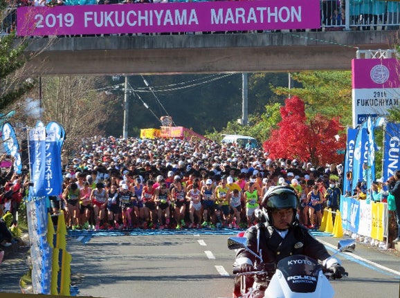 約10,000人が参加した2019年福知山マラソンのスタート地点の様子
