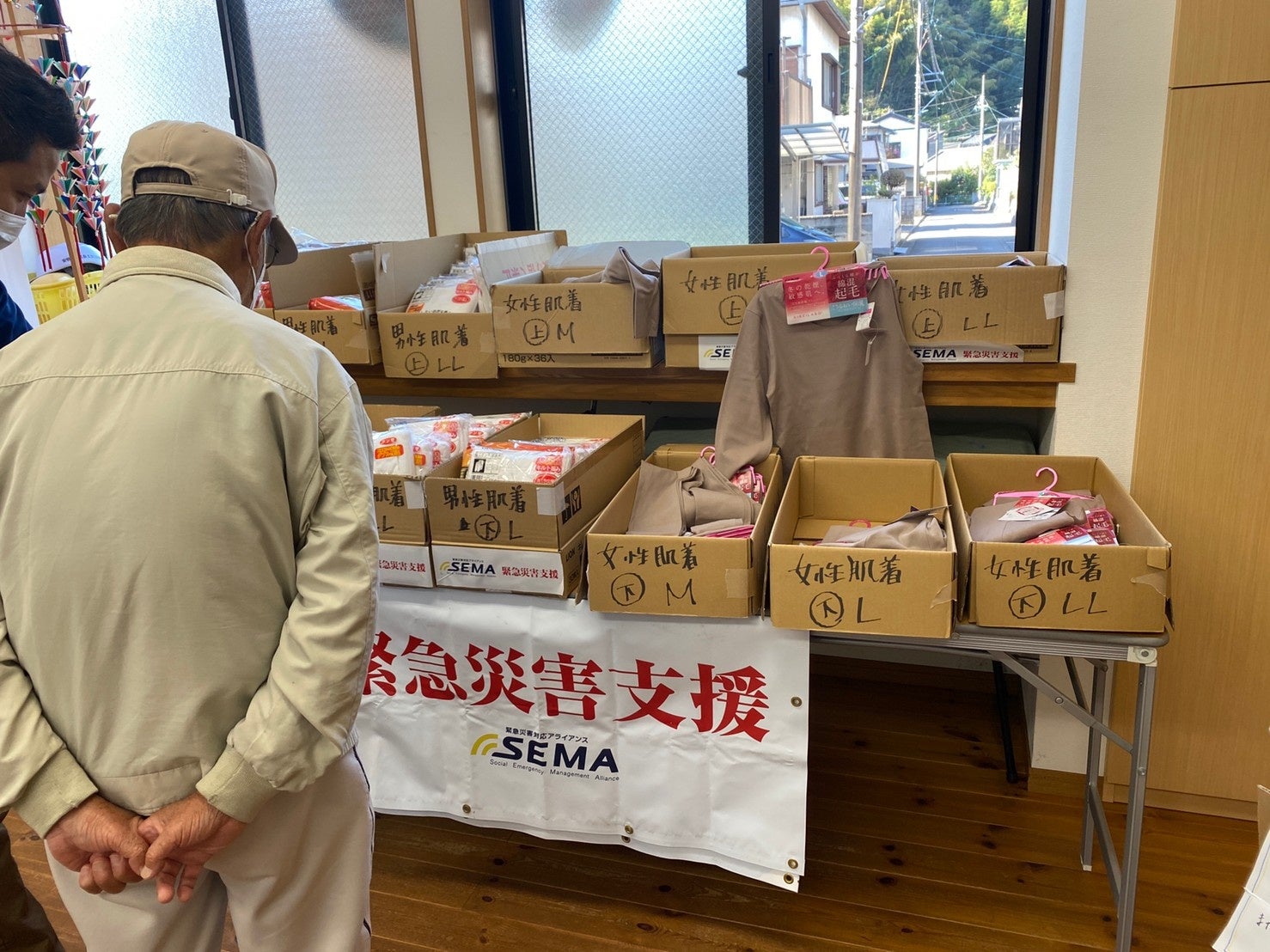 現地で肌着が配布される様子(写真提供:ピースボート災害支援センター)