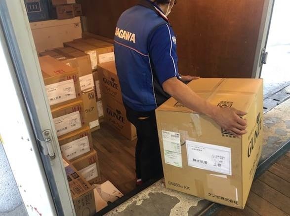当社より支援物資を出荷する様子