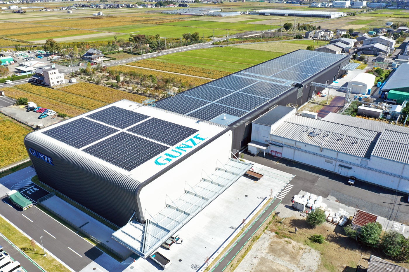 リサイクルハイブリッド収縮フィルムを製造する守山サーキュラーファクトリー