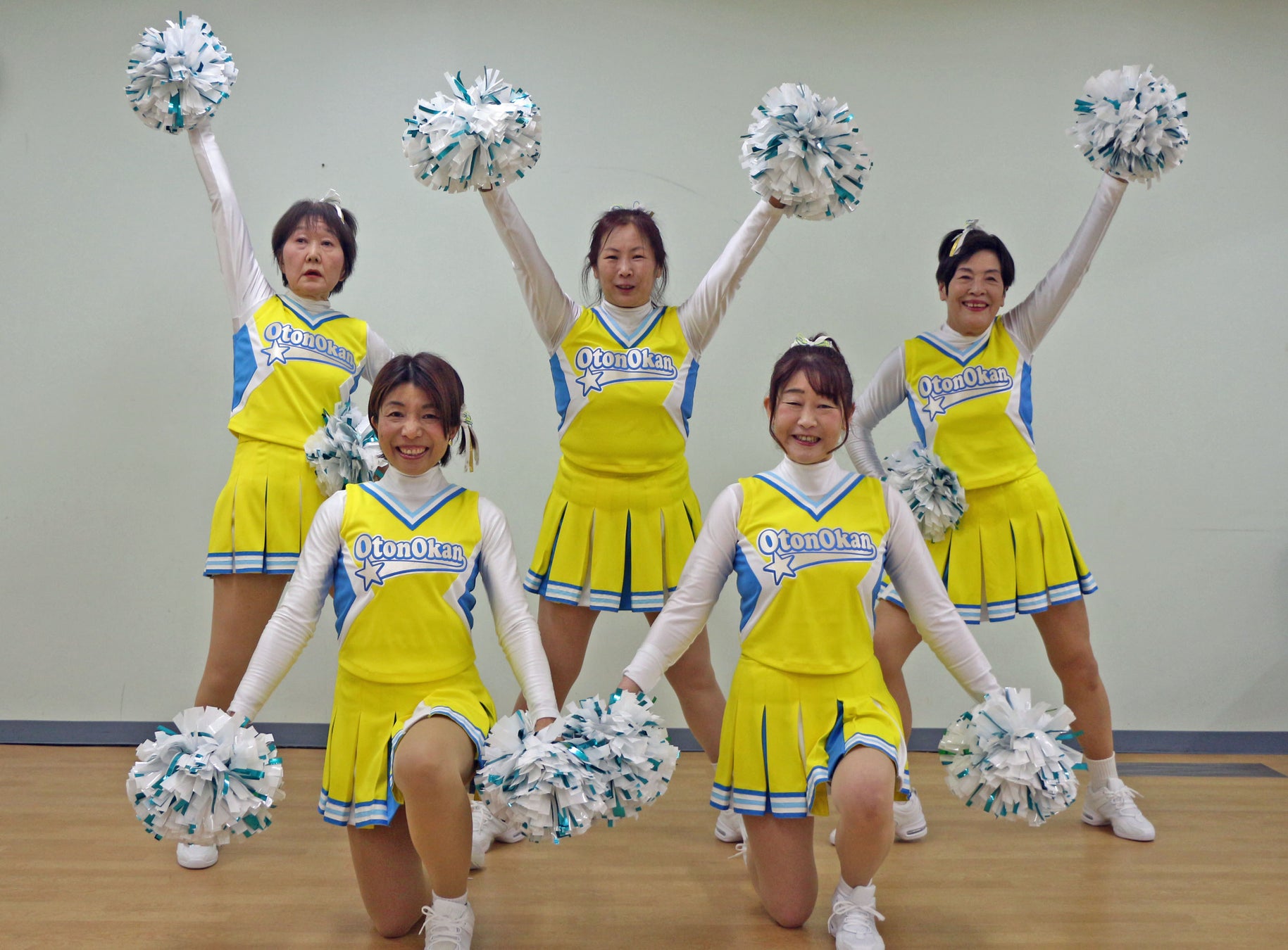 新ユニフォームを披露する「つかしんオトン・オカンチアリーダーズ」